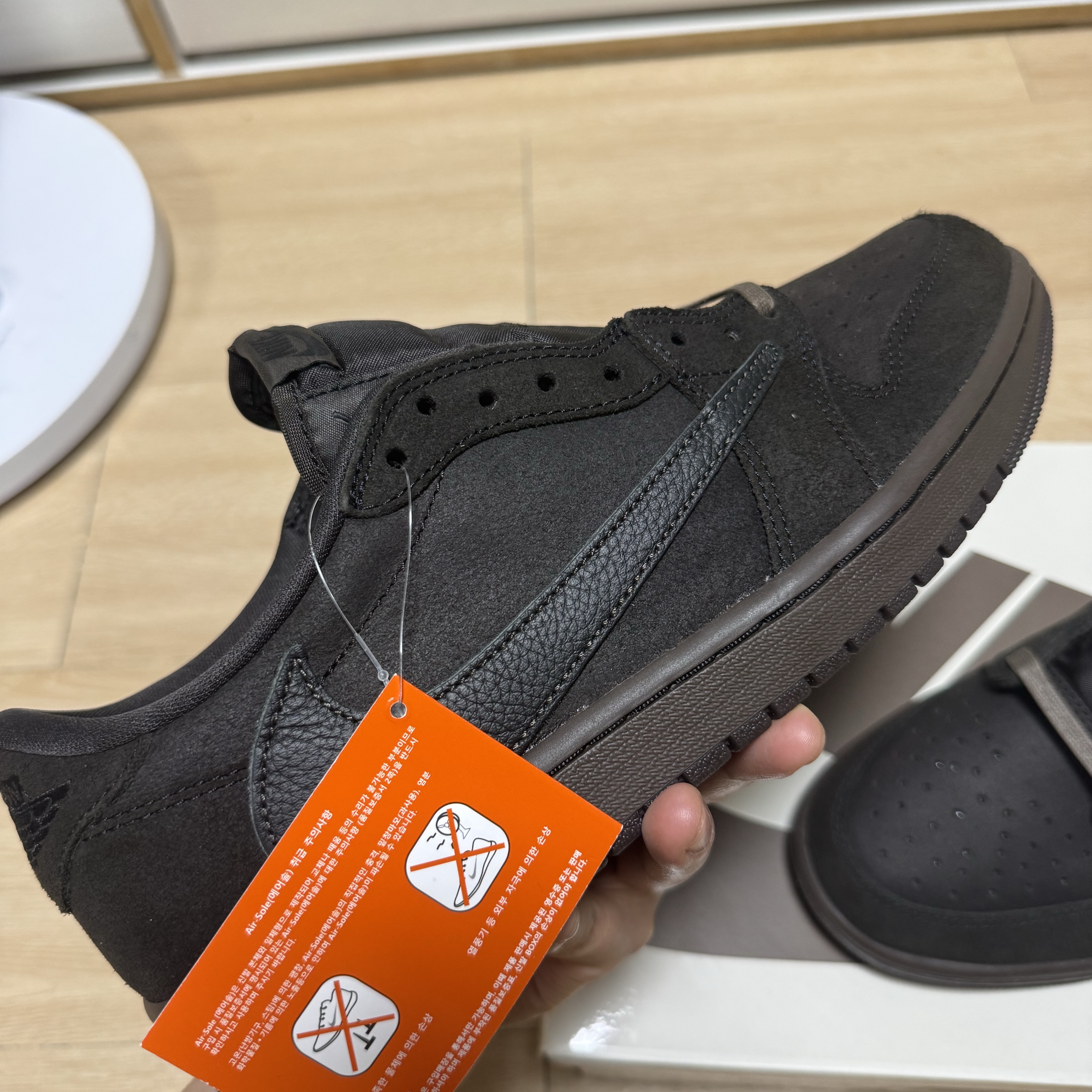 Jordan 1 x Travis Scott Retro Low OG SP Velvet Brown and Dark Mocha 착용 스타일 - 3