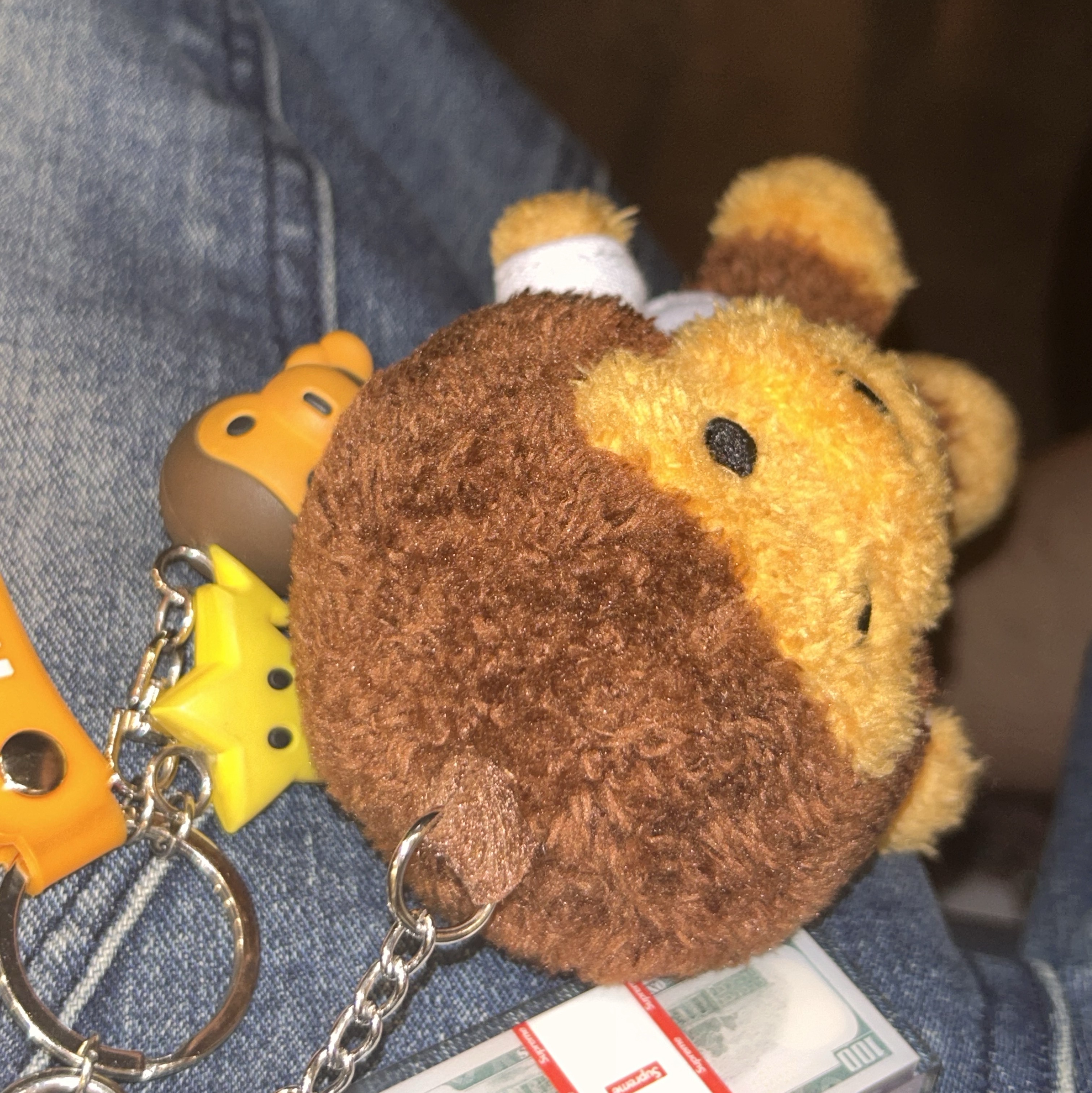 BAPE Baby Milo College T-Shirt Plush Doll Key Chain Brown, BAPE A Bathing Ape Baby Milo Keychain Brown 착용 스타일 - 2