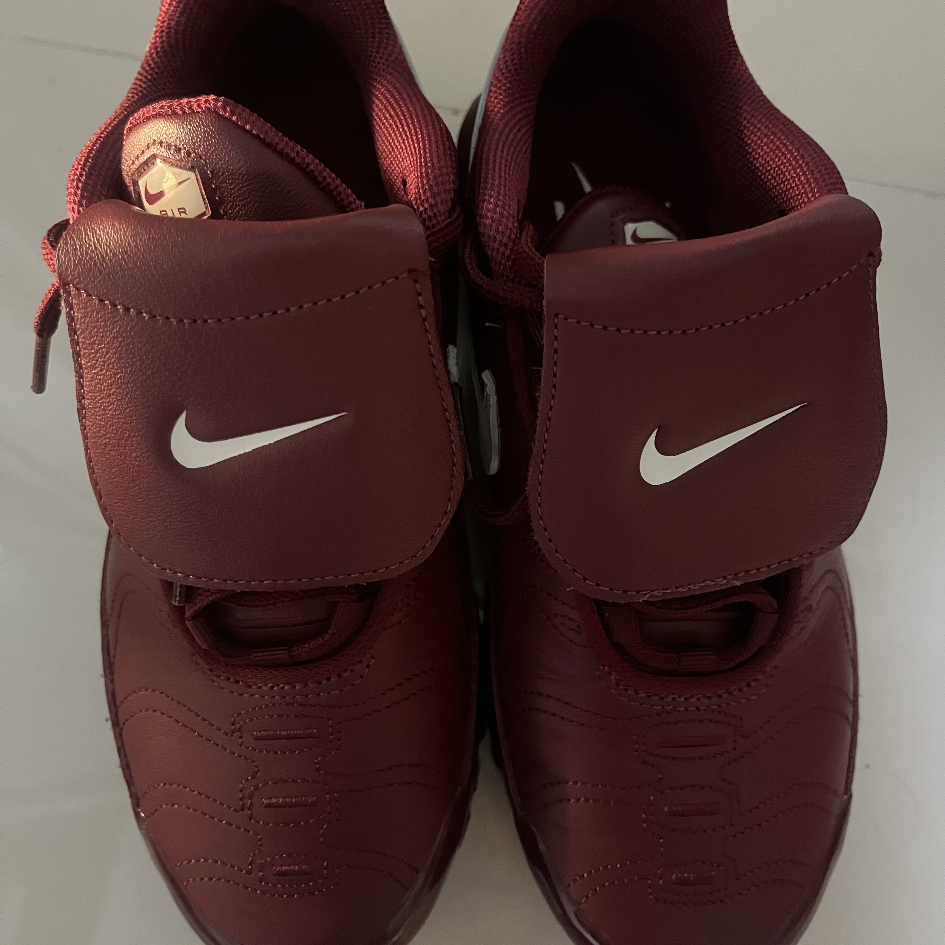 Nike Air Max Plus TNPO Team Red and Sail 착용 스타일