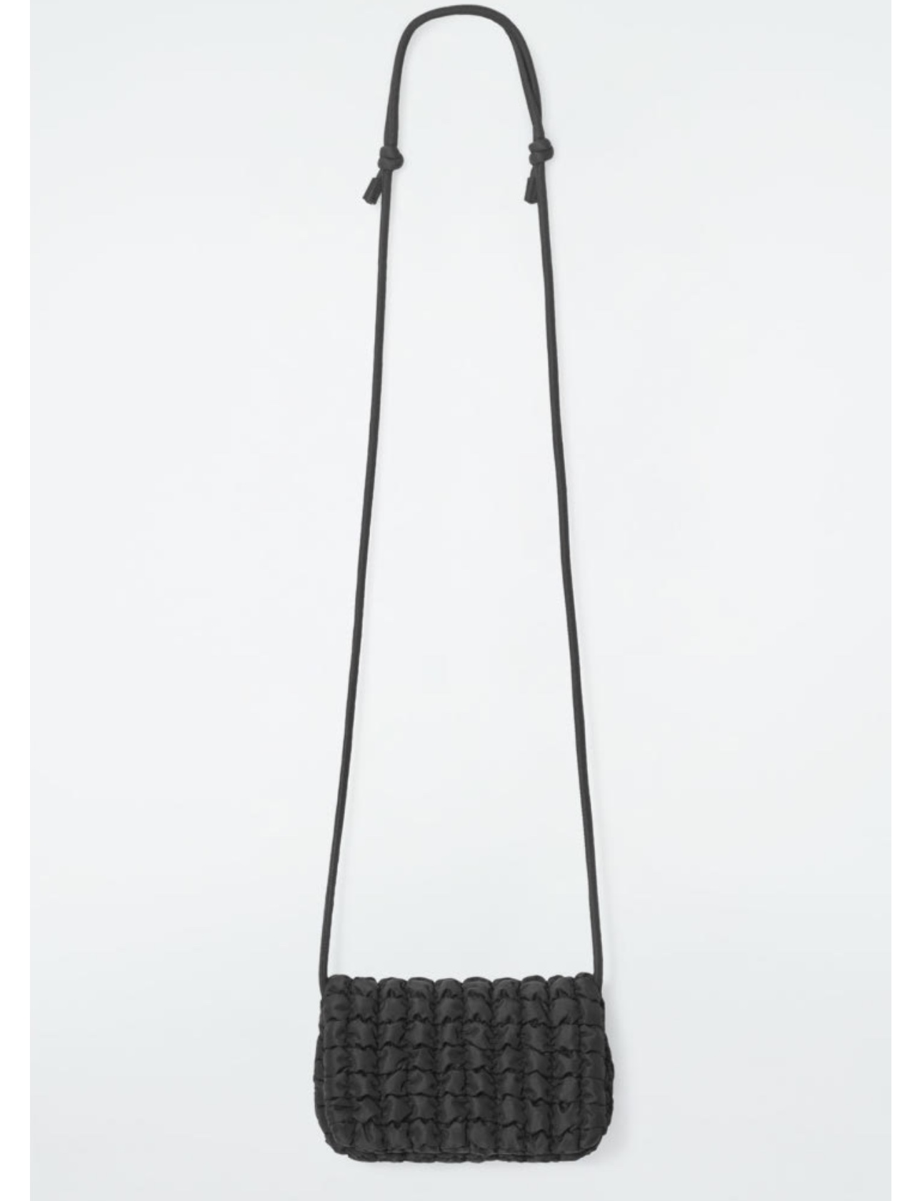 COS Quilted Crossbody Messenger Bag Black 착용 스타일 - 4