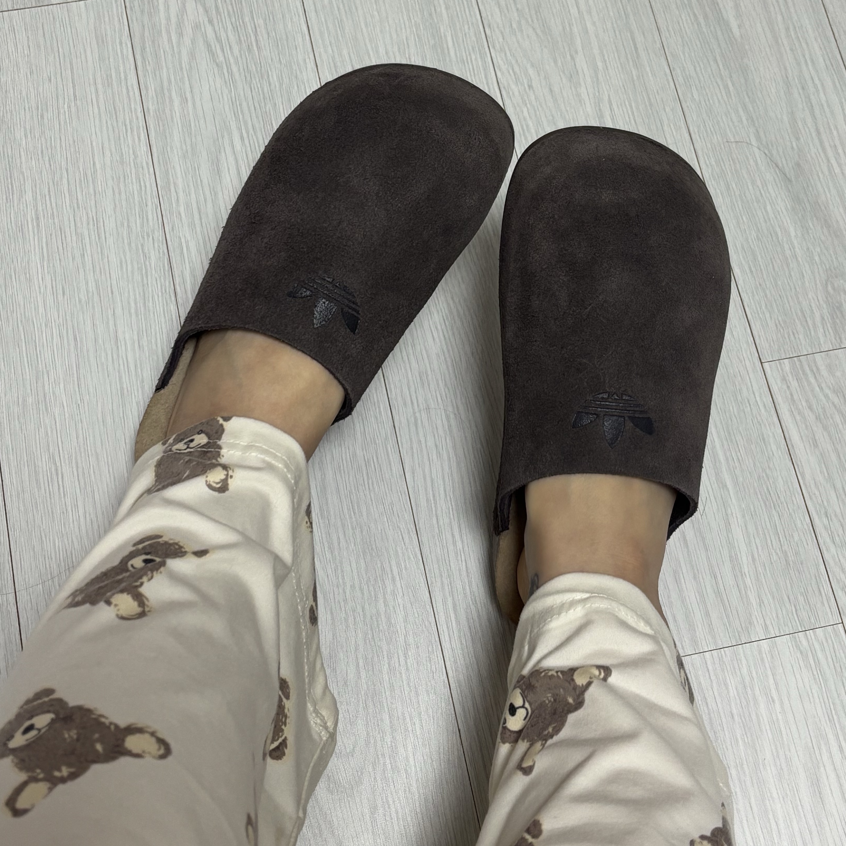 Adidas Adimule Slides Dark Brown Dark Brown Gum 착용 스타일
