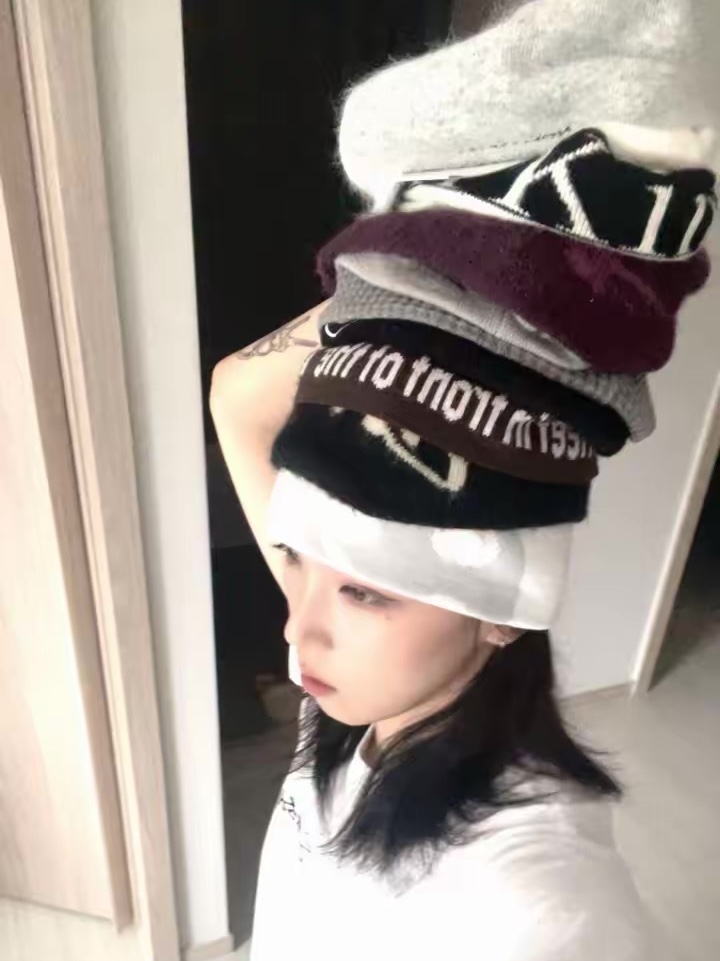 Sansan Gear Logo Beanie White, Stussy Brushed Out Stock Skullcap Beanie Black 착용 스타일