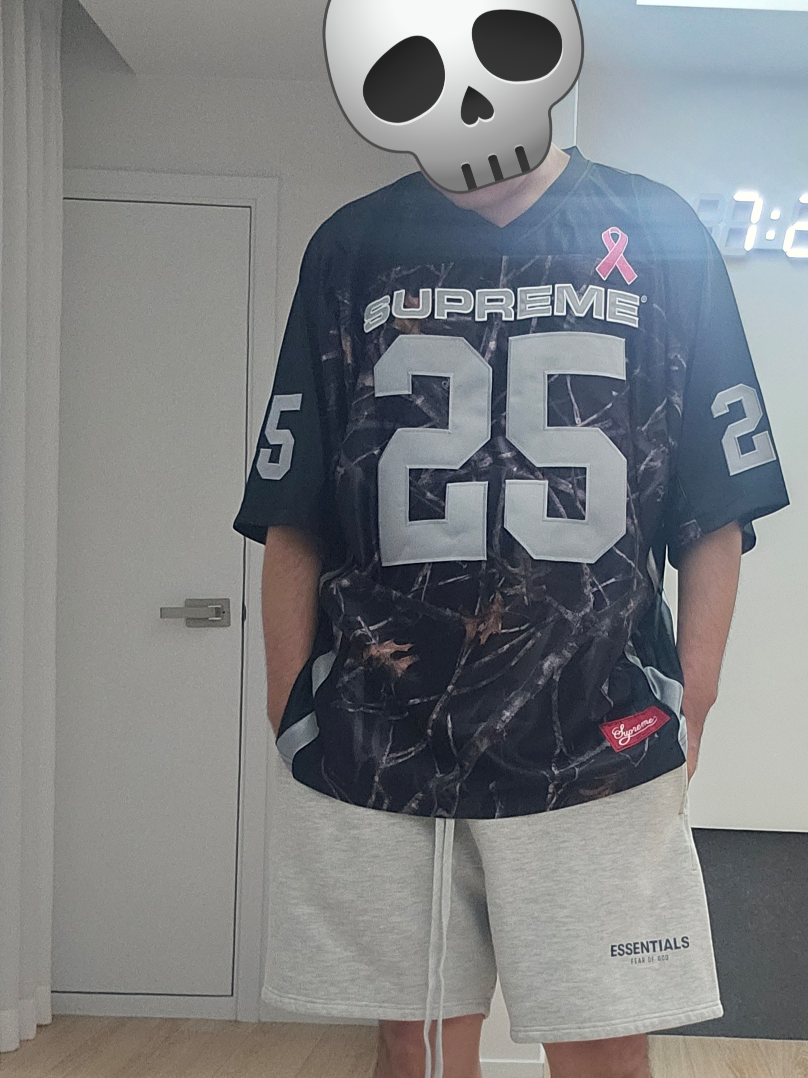 Supreme Breast Cancer Awareness Football Jersey Black - 25FW, Essentials The Core Collection Sweatshorts Light Oatmeal 착용 스타일 - 2