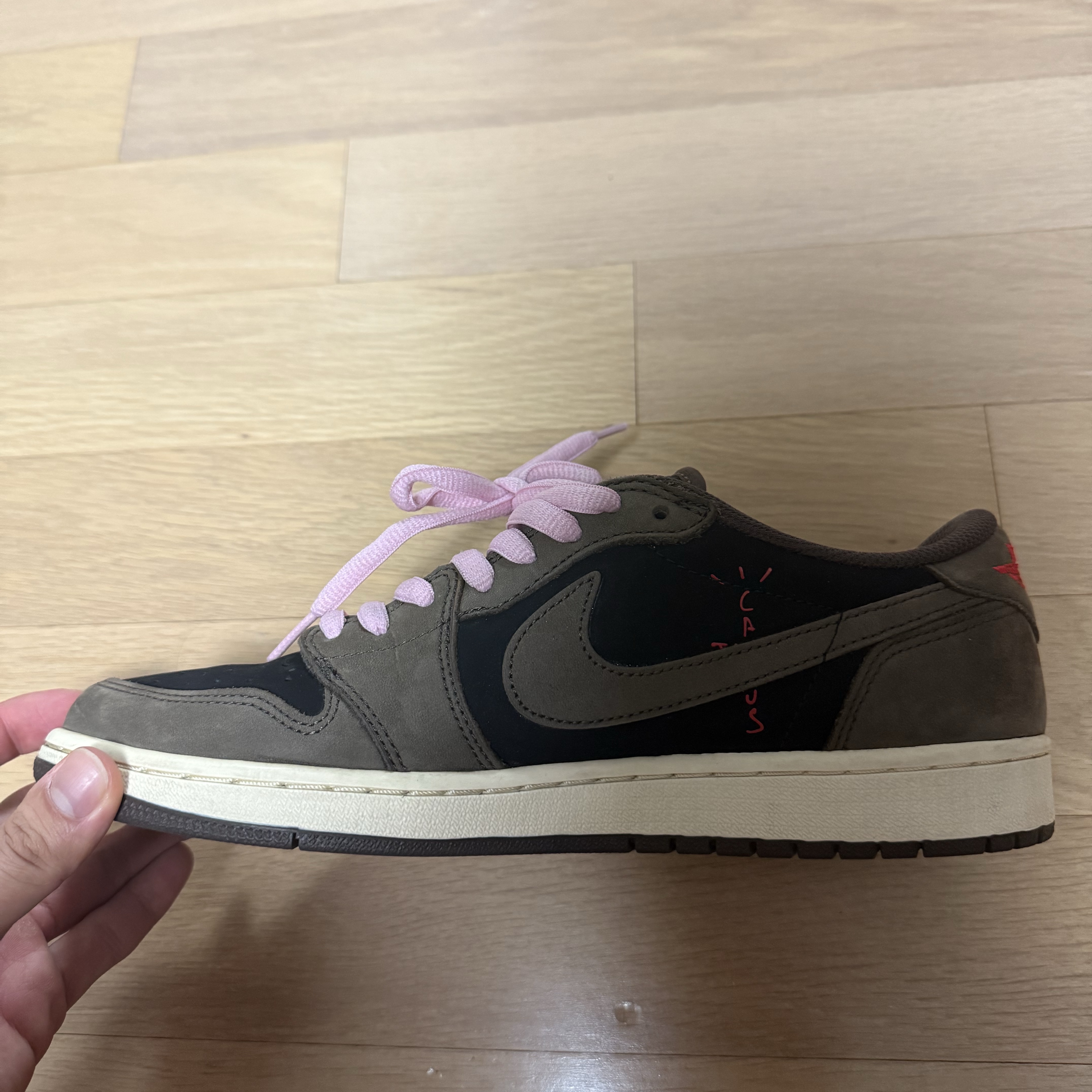 Jordan 1 x Travis Scott Retro Low OG SP Mocha 착용 스타일 - 3