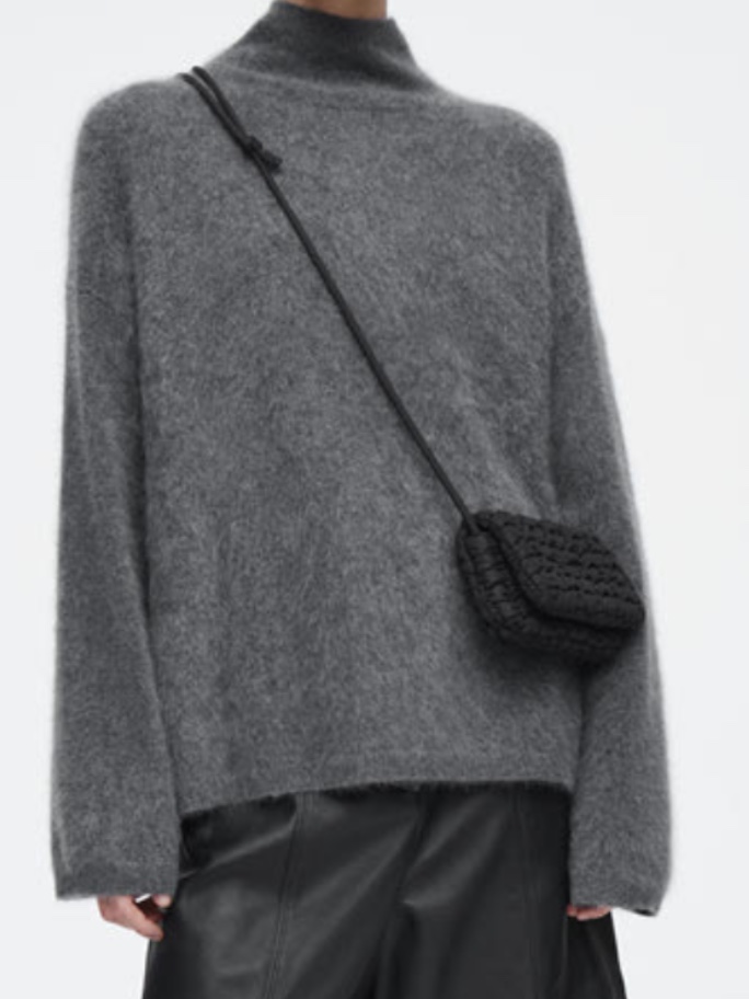 COS Quilted Crossbody Messenger Bag Black 착용 스타일 - 3