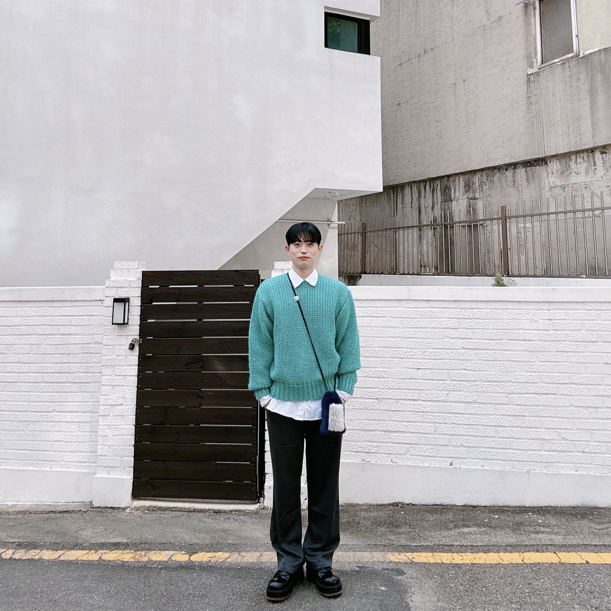 [KREAM 단독] STU Cable Sweater Mint, Hono Report Fur Mini Bag & Brooch Navy Gray 착용 스타일 - 1