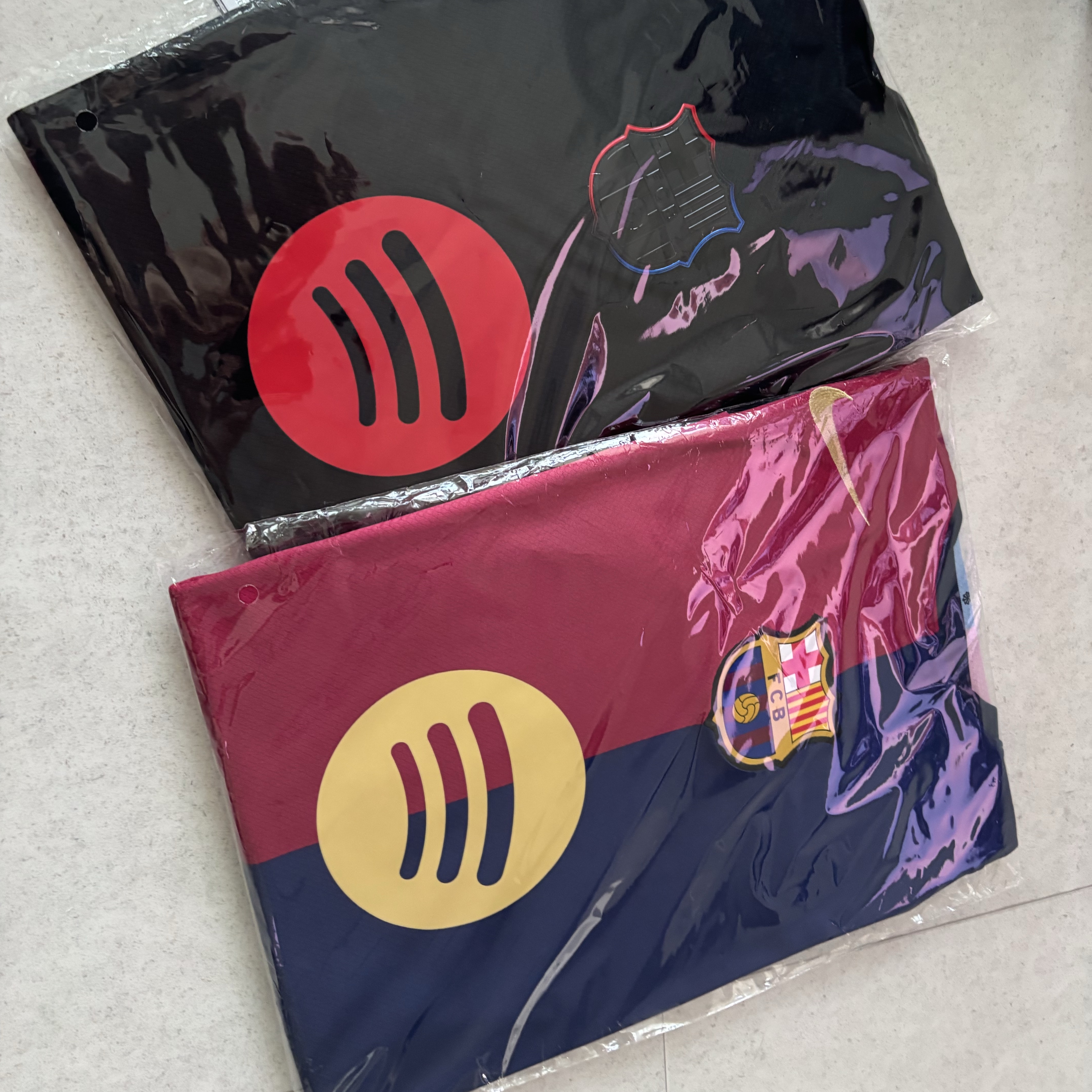 Nike FC Barcelona 2024/25 Stadium Away Dri-Fit Football Replica Jersey Black Hyper Royal (Non Marking Ver.), Nike FC Barcelona 2024/25 Dri-Fit Stadium Home Jersey Deep Royal Blue Midnight Navy (Non Marking Ver.) 착용 스타일 - 3