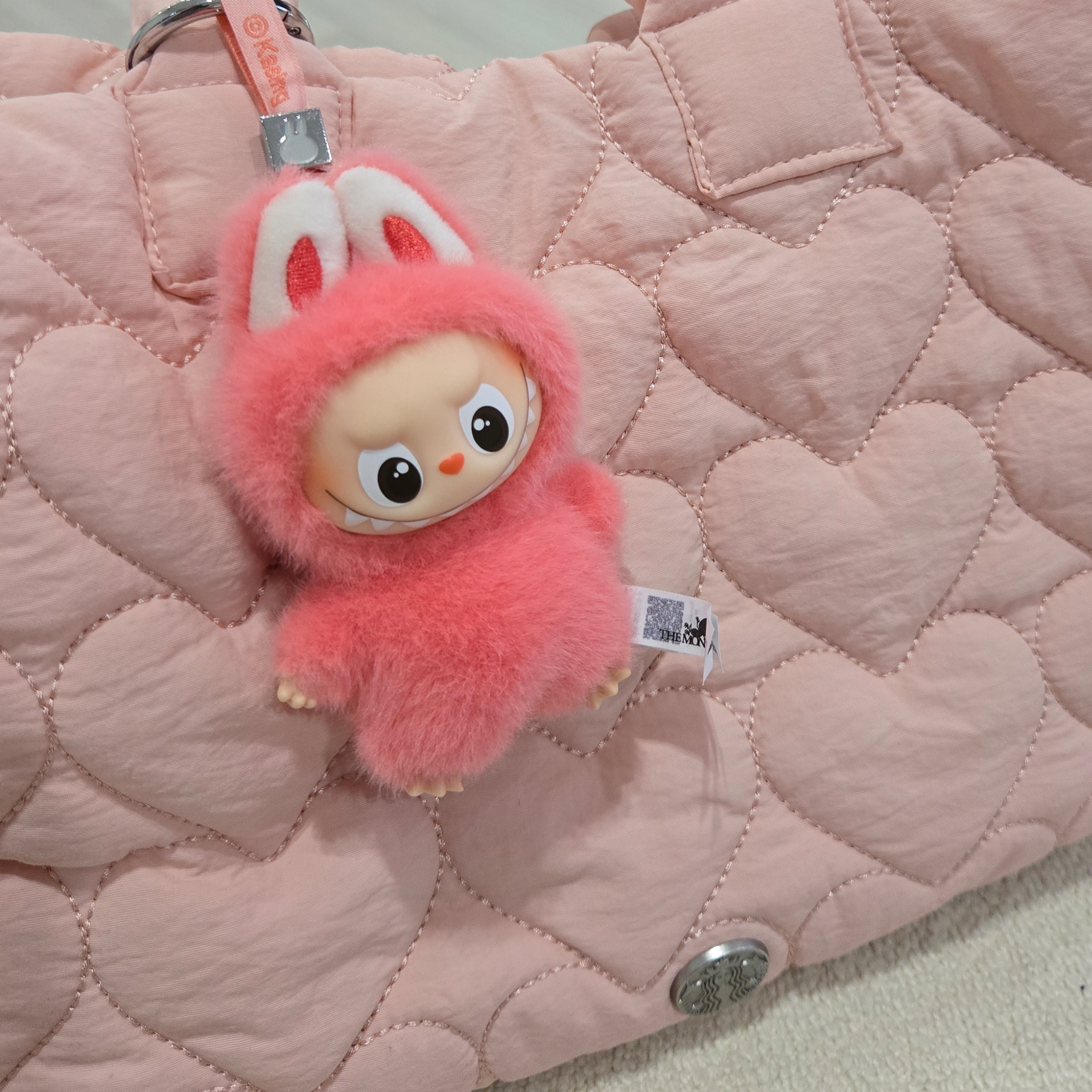 Pop Mart Labubu The Monsters Pin For Love Series Vinyl Plush Pendant Sealed Case (N-Z) (1 Blind Box) 착용 스타일