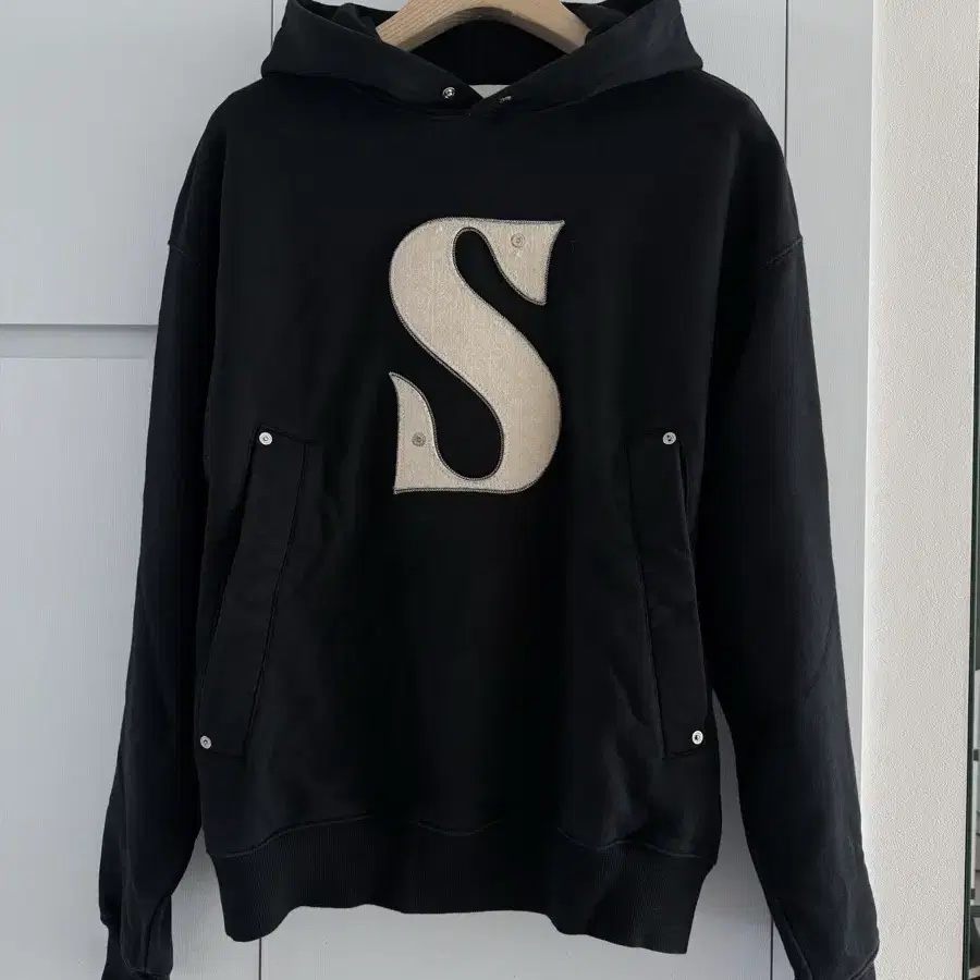 SATUR Rivet Applique Pocket Logo Hoodie Classic Navy 착용 스타일