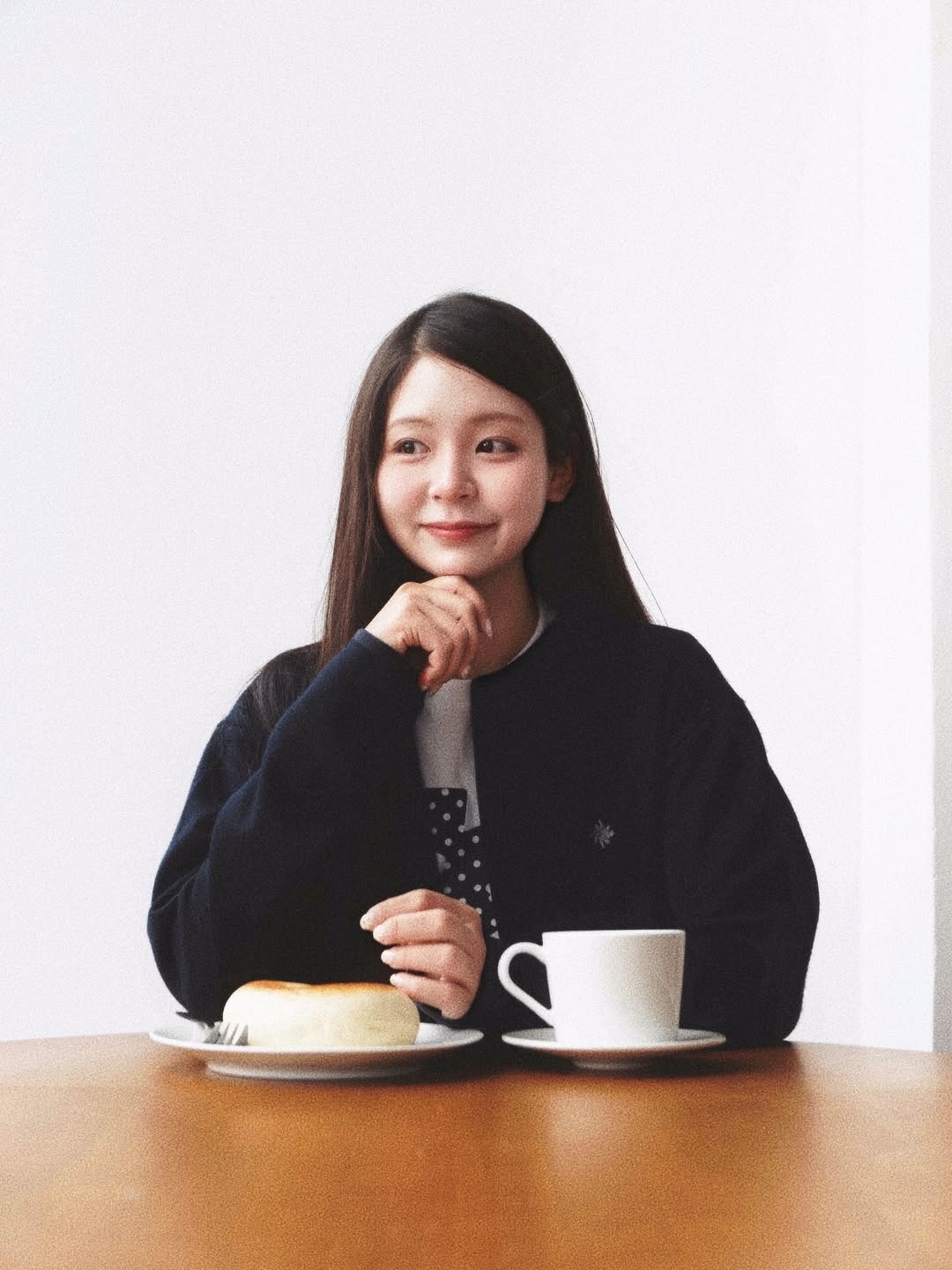 SLOW RECORD HOUSE Round Zip-Up Cardigan Navy 착용 스타일 - 4