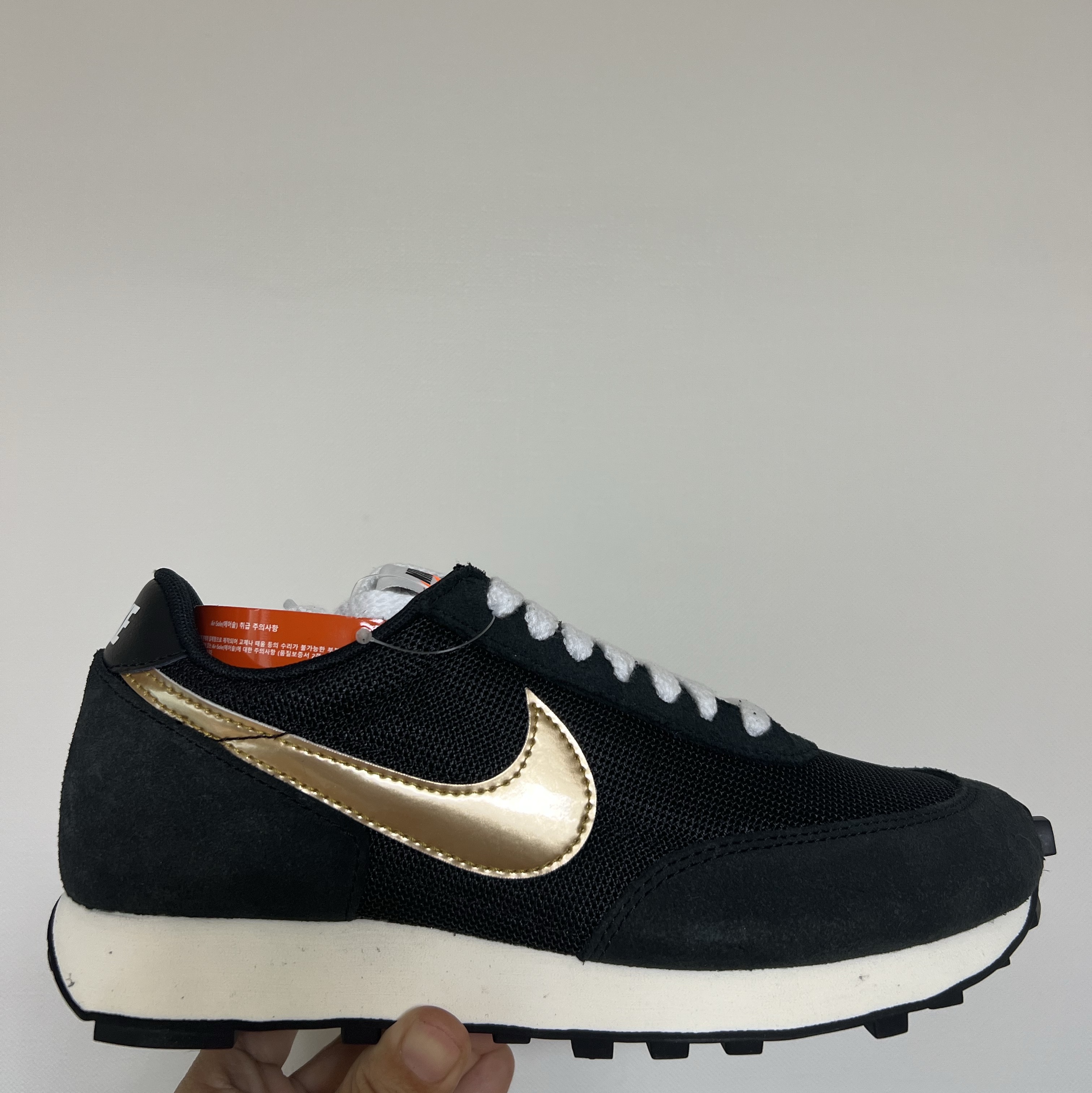 Nike Daybreak SP Black Metallic Gold 착용 스타일 - 1