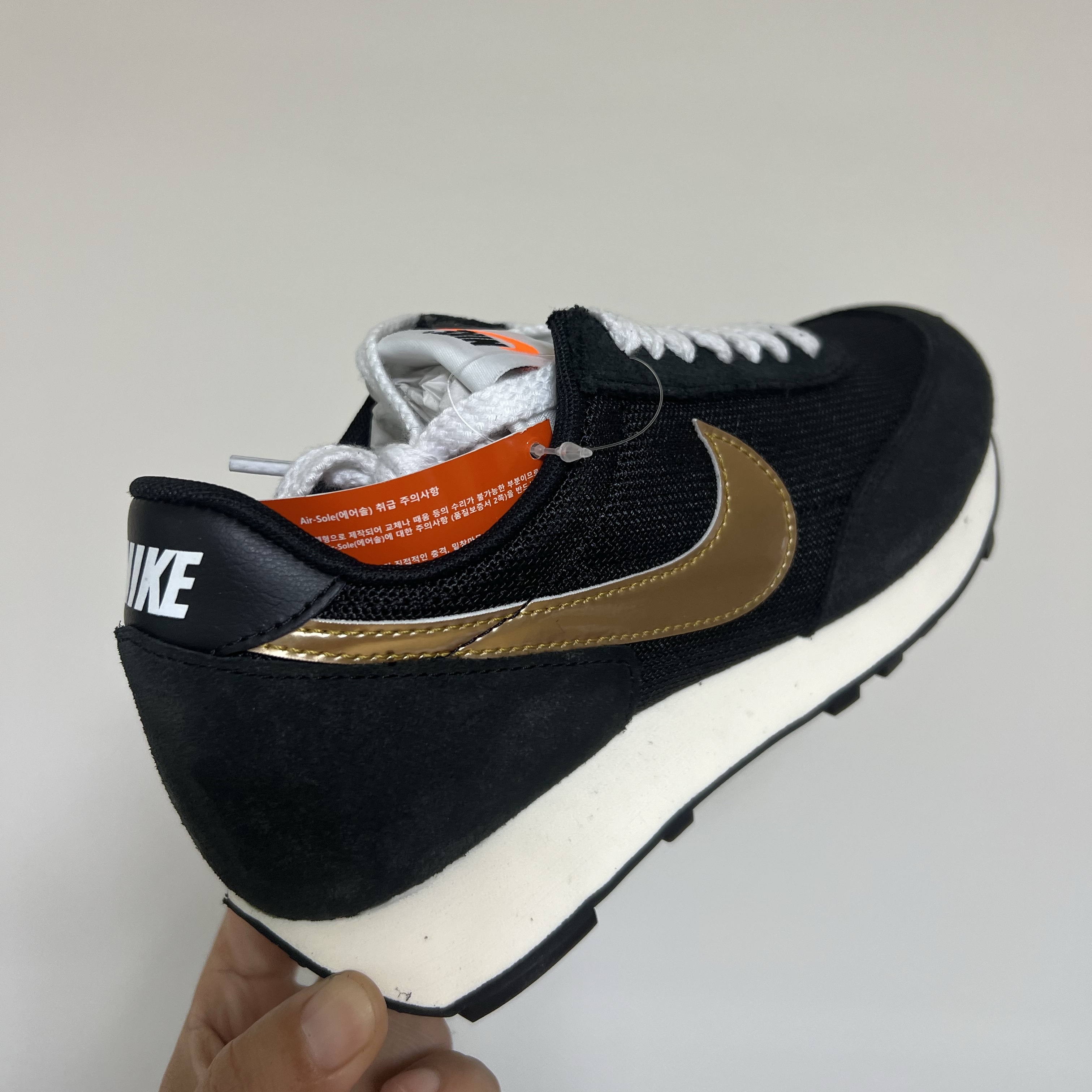 Nike Daybreak SP Black Metallic Gold 착용 스타일 - 2