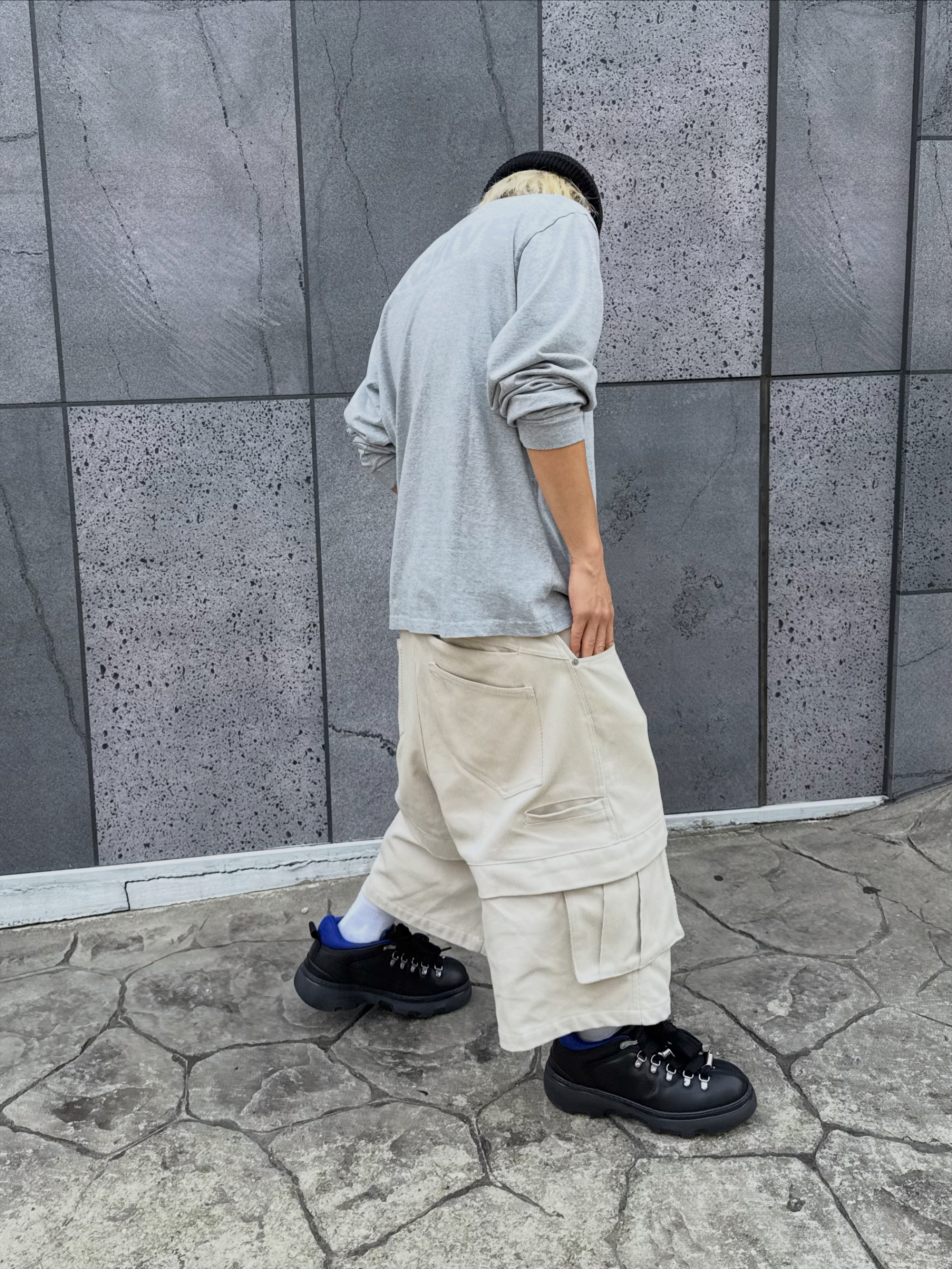 Burberry Leather Trek Boots Black, Kamien Titan Bermuda Pants Light Beige 착용 스타일