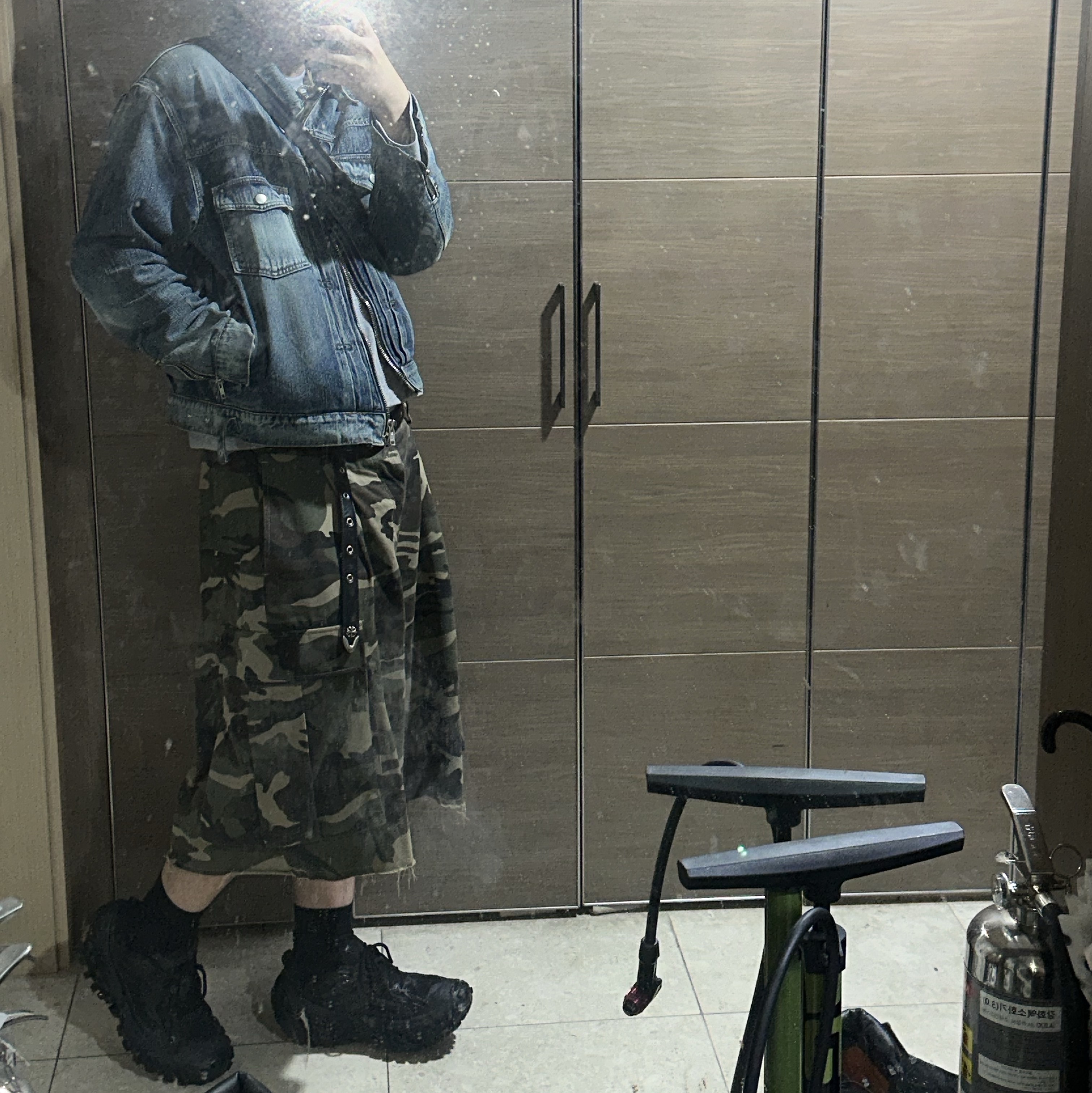 Kamien Crop Trucker Jacket Oasis Blue, Undermycar Mu.47 Anti Fxxking Logo Play Big Cargo Camo Shorts Camo Mocha 착용 스타일