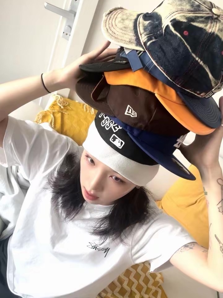 Sansan Gear Logo Beanie White, New Era 59Fifty MLB Authentic New York Yankees Game Navy 착용 스타일 - 1