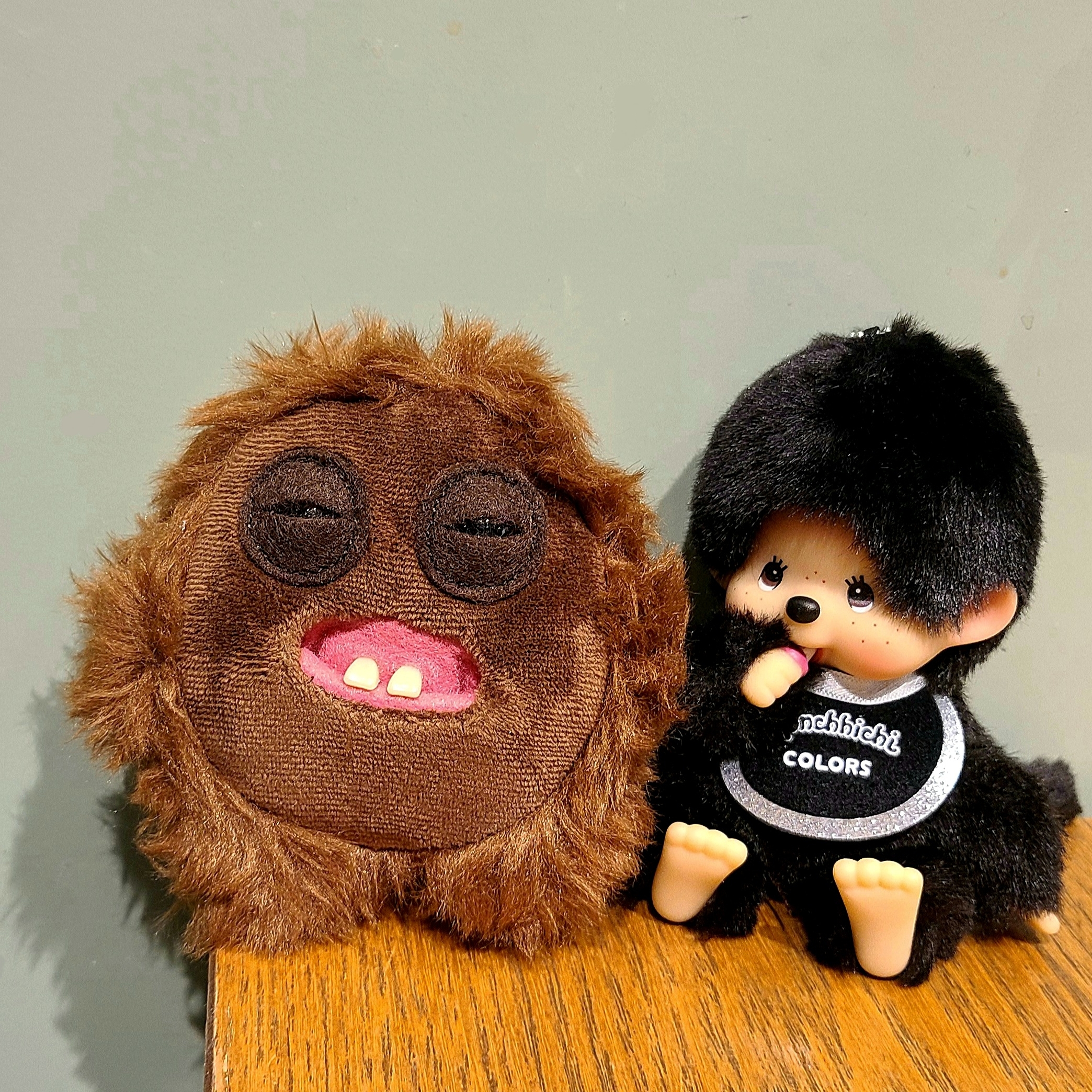 Fuggler Hedgy Grog Keyring Brown, Monchhichi Colors Key Chain Black 착용 스타일