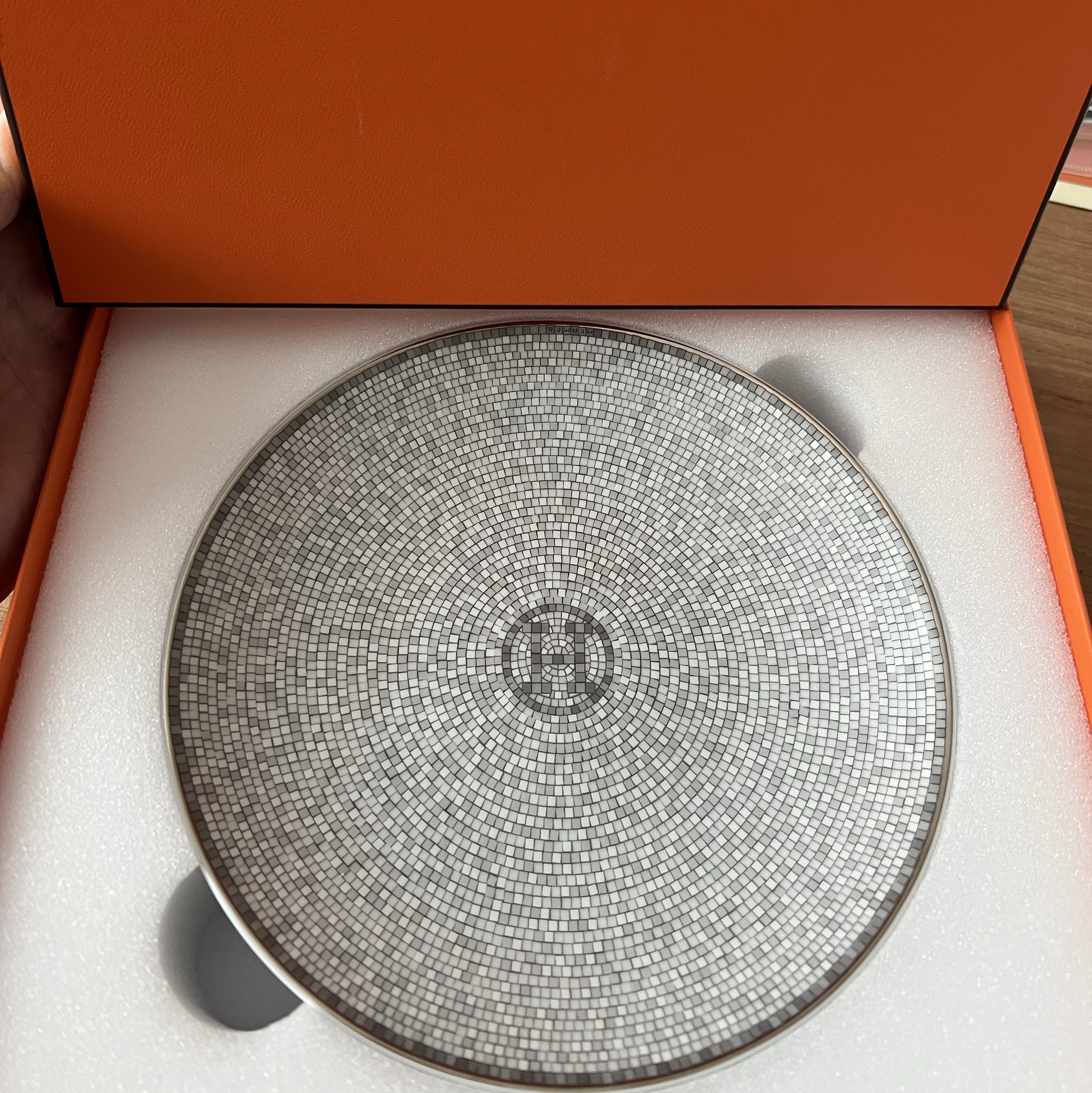 Hermes Mosaique Au 24 Bread and Butter Plate Platinum (2 Plates) 착용 스타일