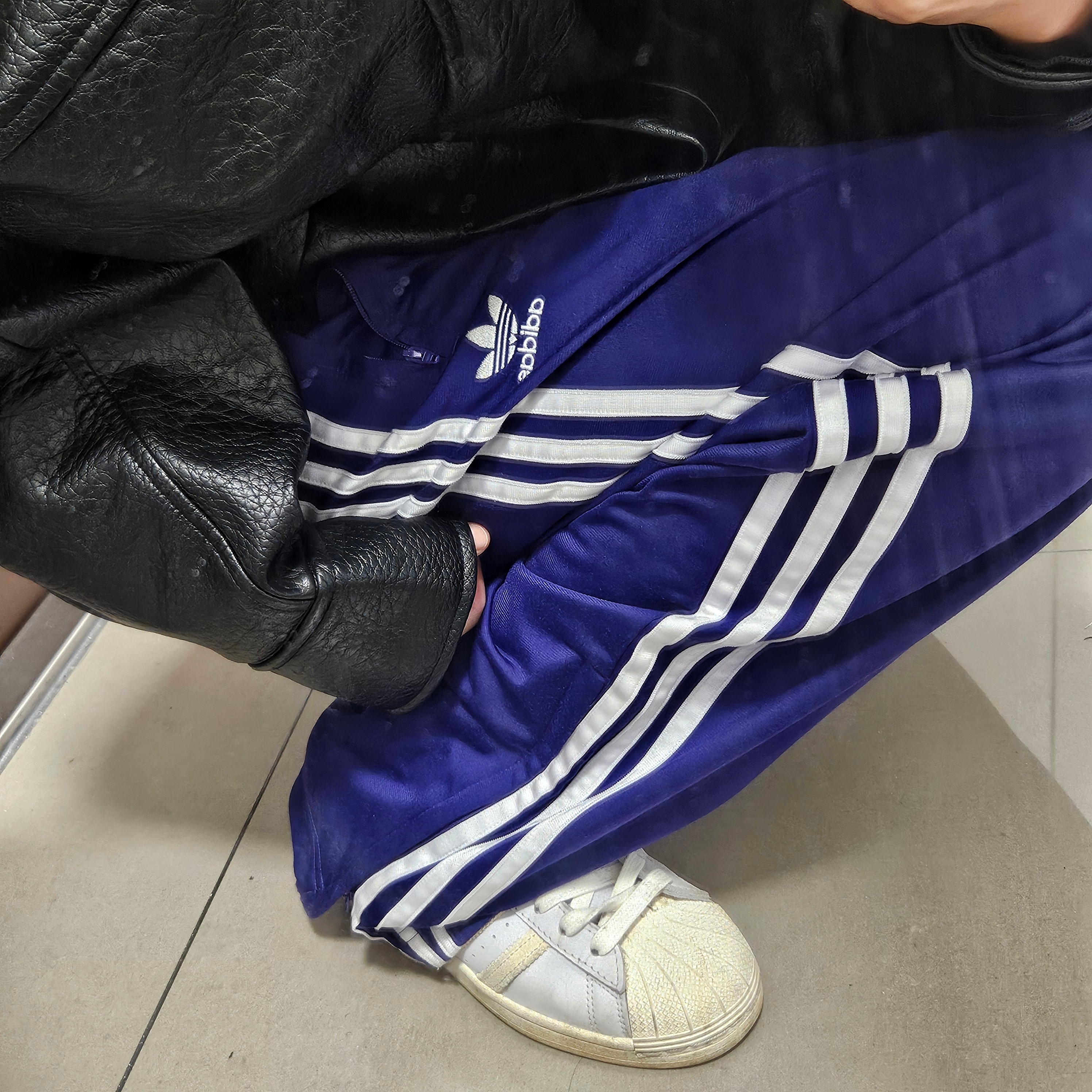 Adidas Superstar Off White Blue 착용 스타일 - 3