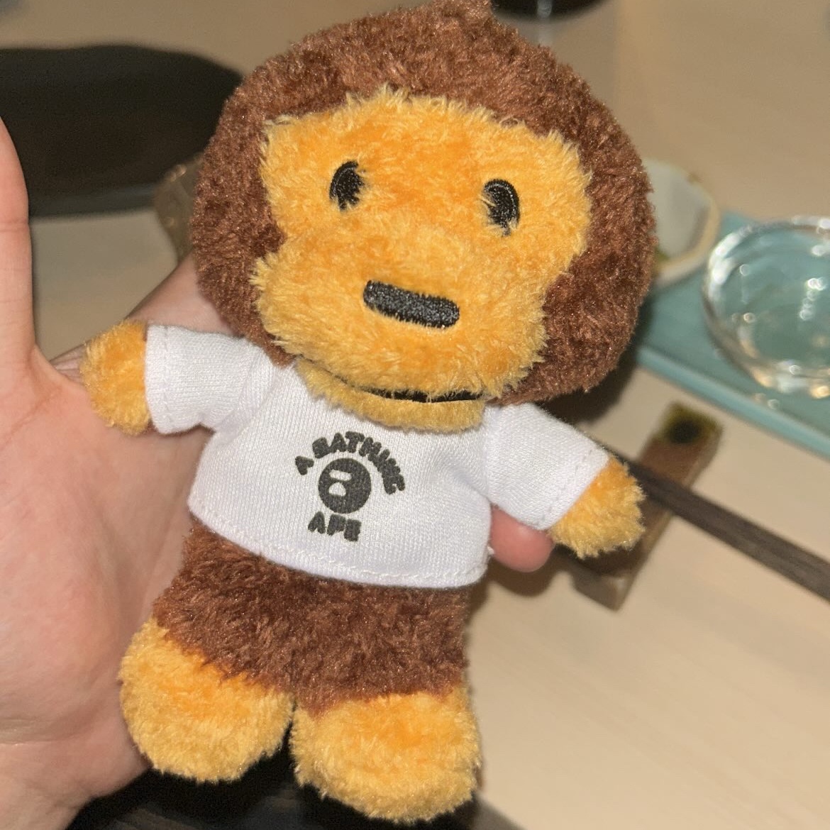 BAPE Baby Milo College T-Shirt Plush Doll Key Chain Brown, BAPE A Bathing Ape Baby Milo Keychain Brown 착용 스타일 - 1