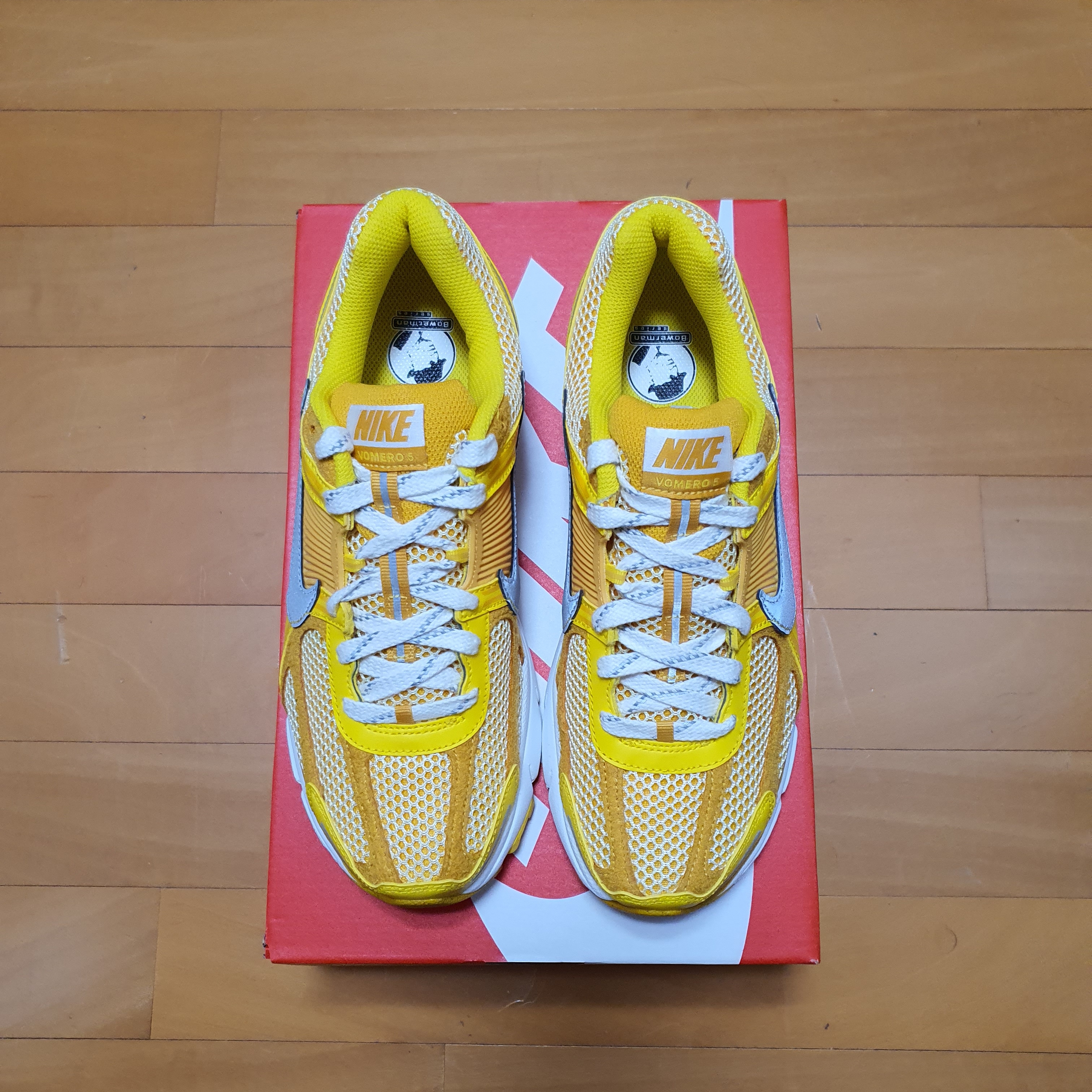 Nike Zoom Vomero 5 Yellow Ochre 착용 스타일
