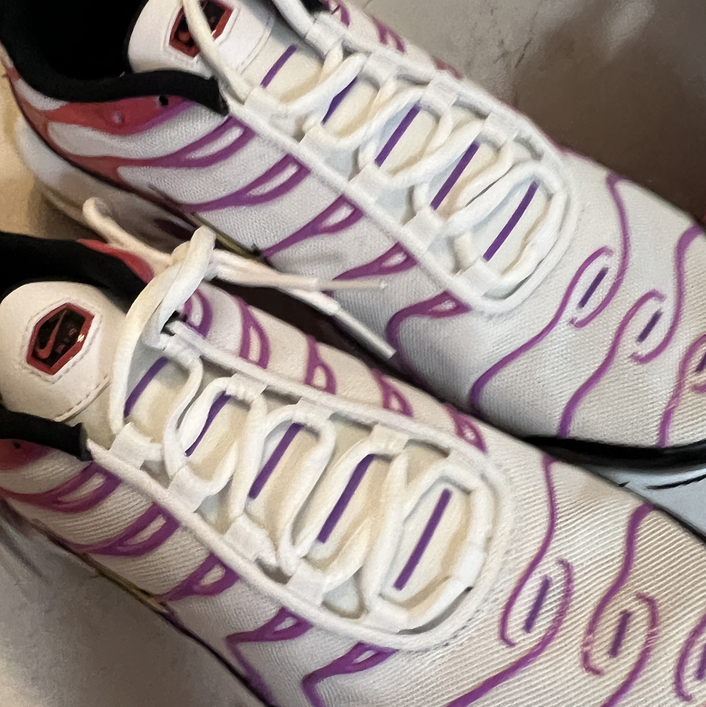 (W) Nike Air Max Plus White Red 착용 스타일