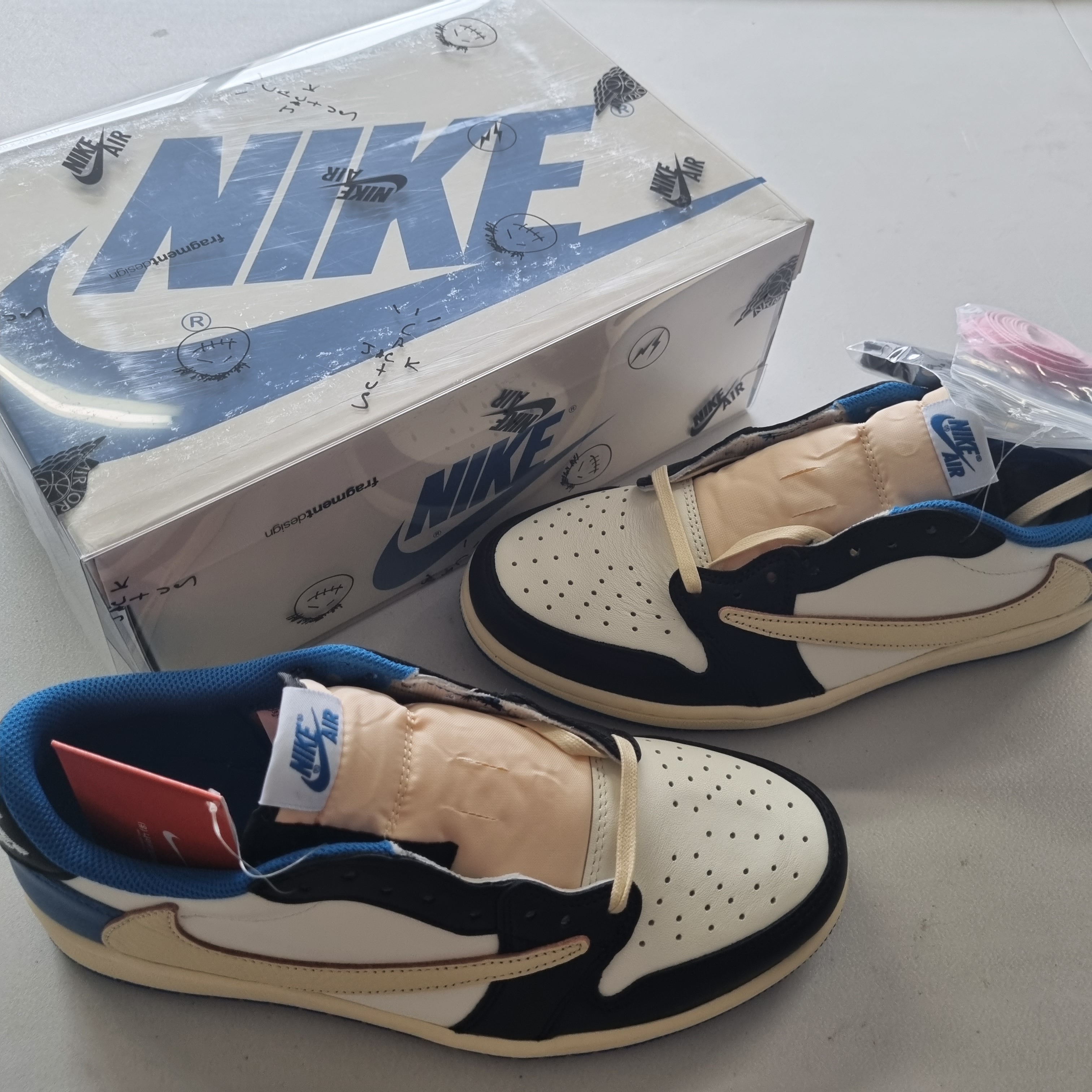 Jordan 1 x Travis Scott x Fragment Retro Low OG SP Military Blue 착용 스타일