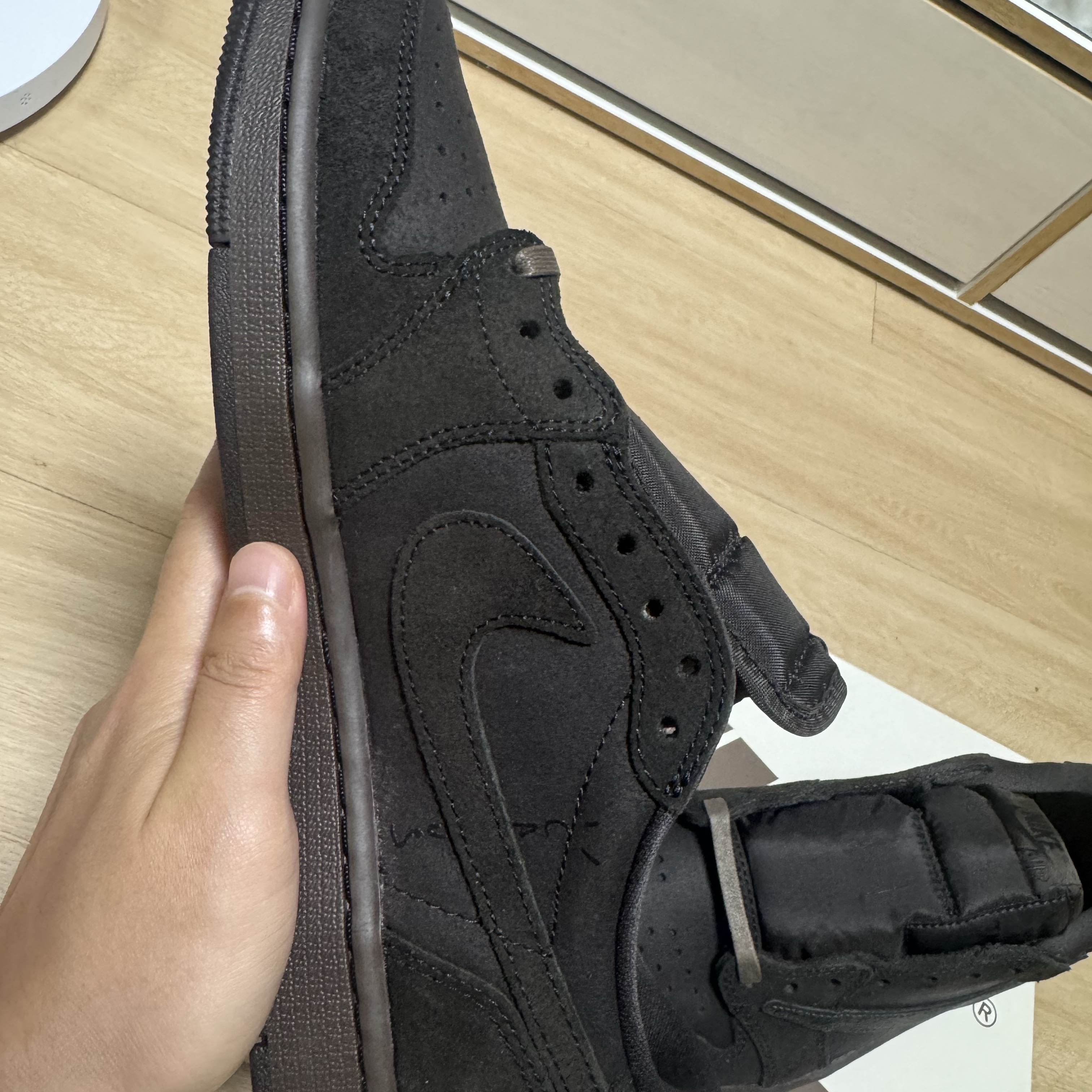 Jordan 1 x Travis Scott Retro Low OG SP Velvet Brown and Dark Mocha 착용 스타일 - 5