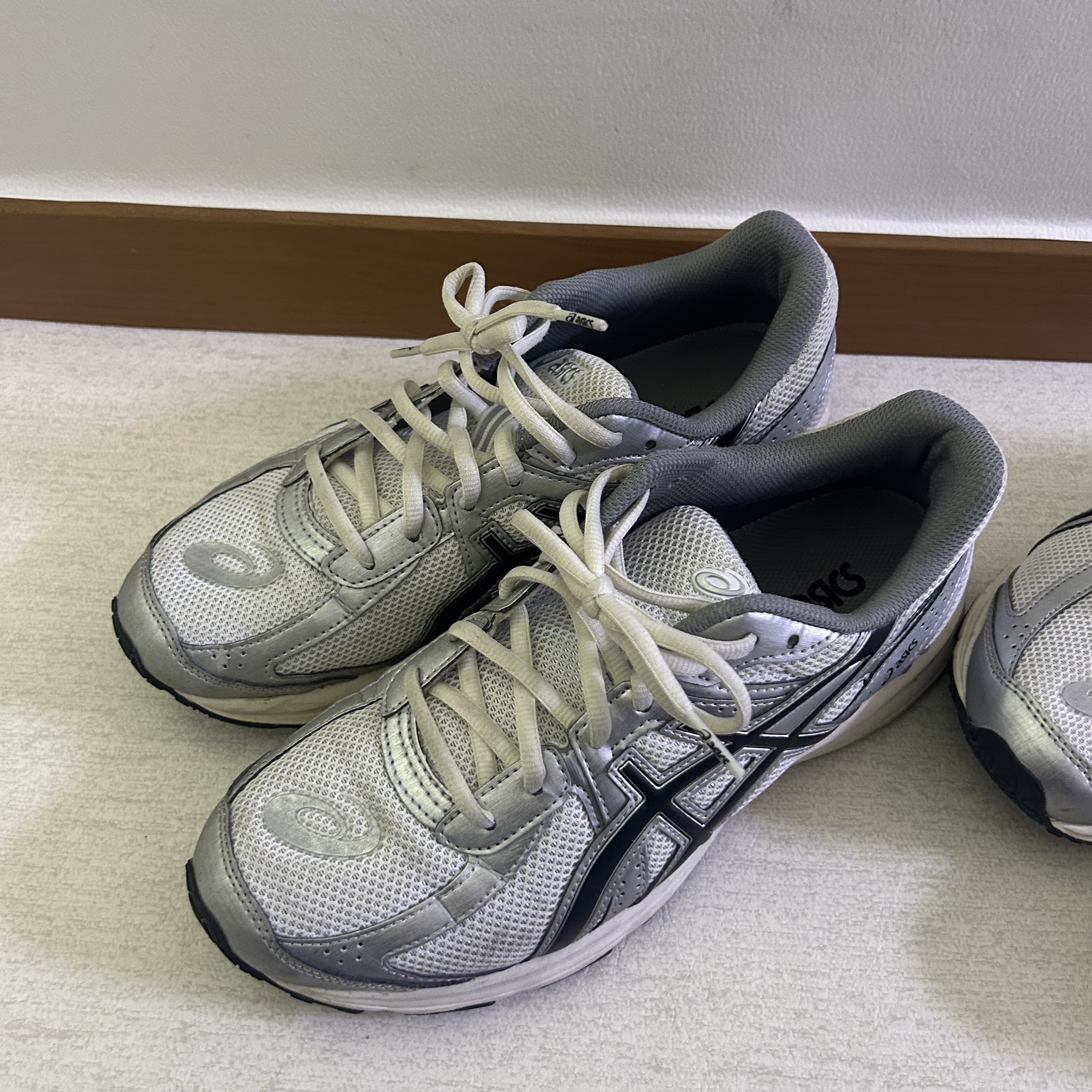 Asics Jog 100 S White Black - 2E Wide 착용 스타일