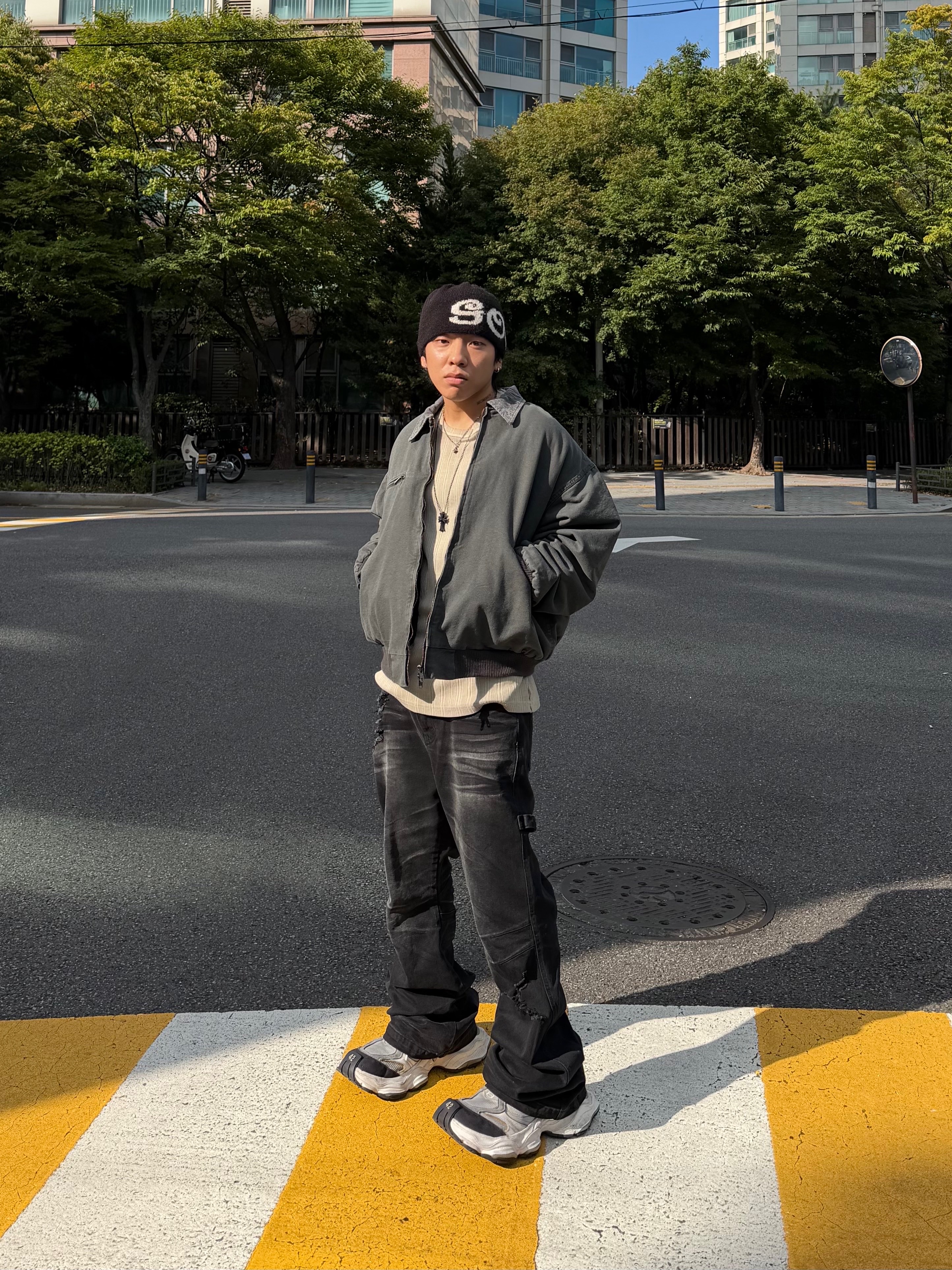 Balenciaga Cargo Sneakers White Grey, Chrome Hearts Silichrome CH Cross Pendant Black 2022/2023/2025 착용 스타일 - 7