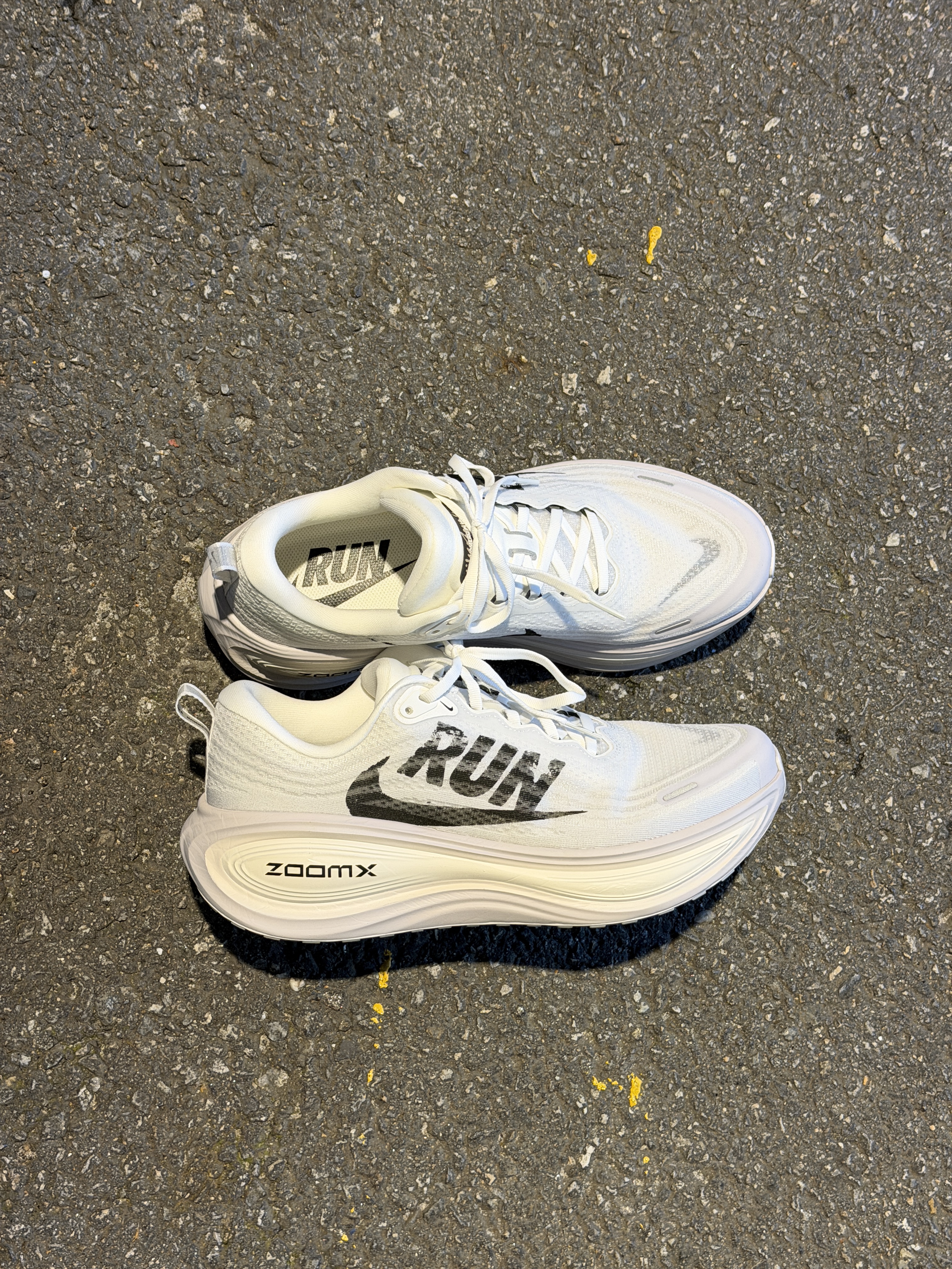 Nike Vomero Plus RUN Summit White Vast Grey 착용 스타일