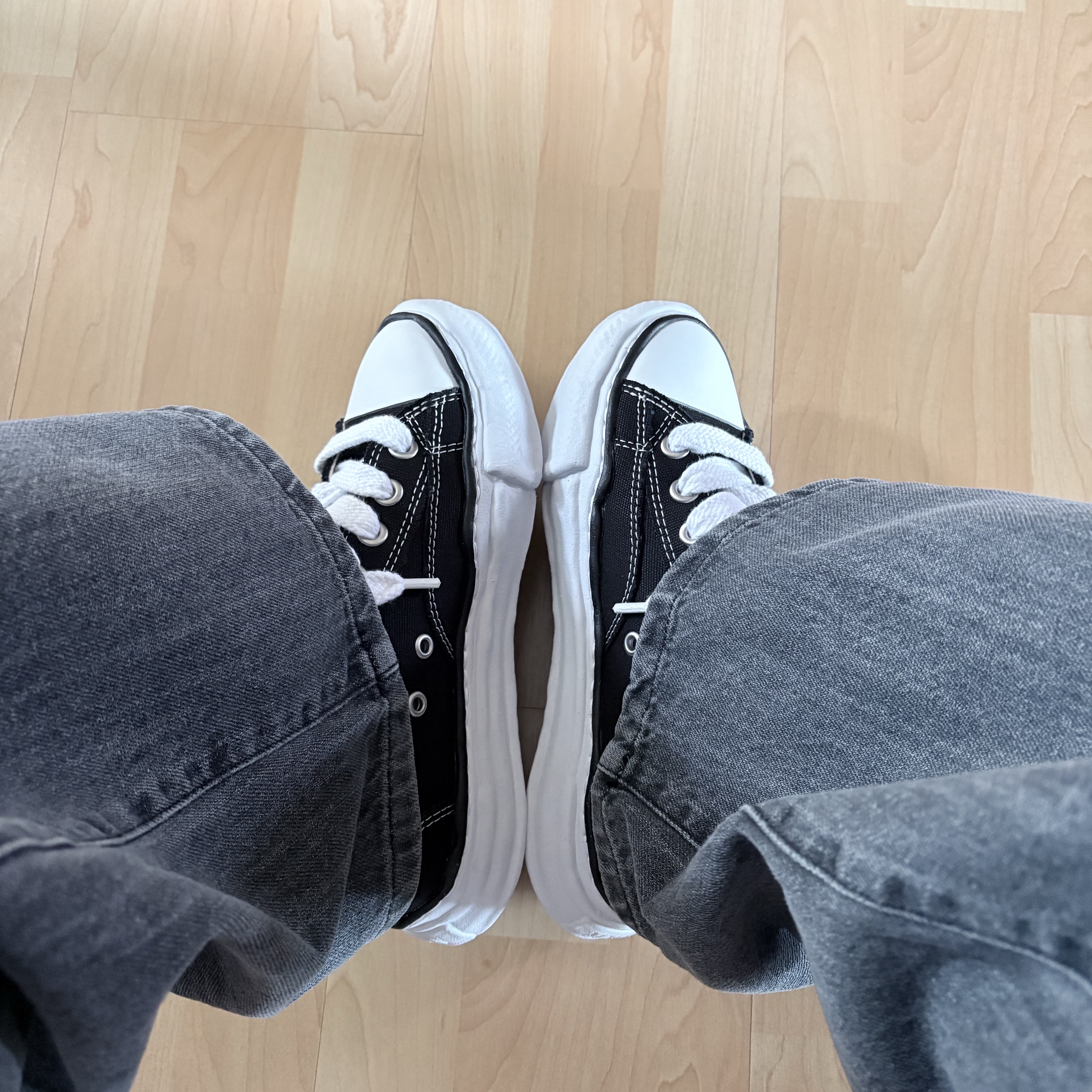 Maison Mihara Yasuhiro Peterson OG Sole Canvas Low Sneakers Black 착용 스타일 - 4