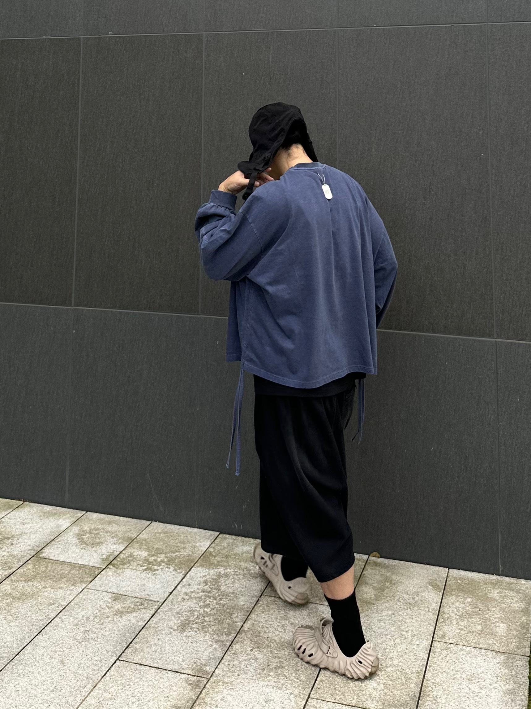 Crocs x Salehe Bembury Pollex Clog Horchata, Undermycar MU.127 Classic Logo Brush Washed Sweat Shorts Black 착용 스타일 - 2