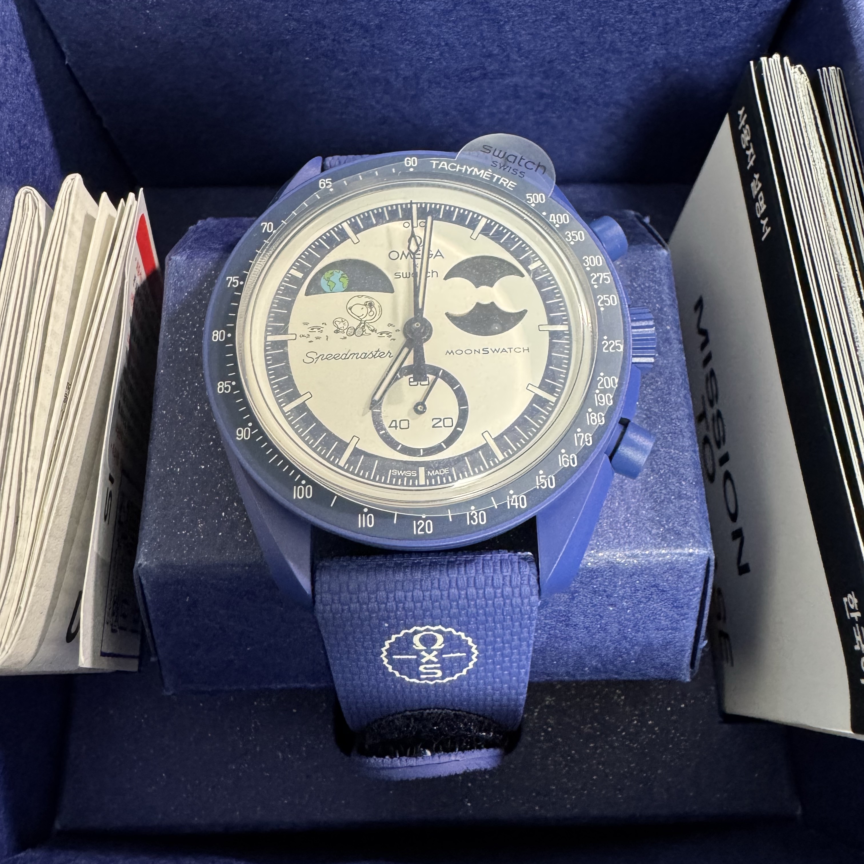 Swatch x Omega x Snoopy Bioceramic Moonswatch October's Misson To Earthphase 42mm Moonshine Gold 착용 스타일 - 2