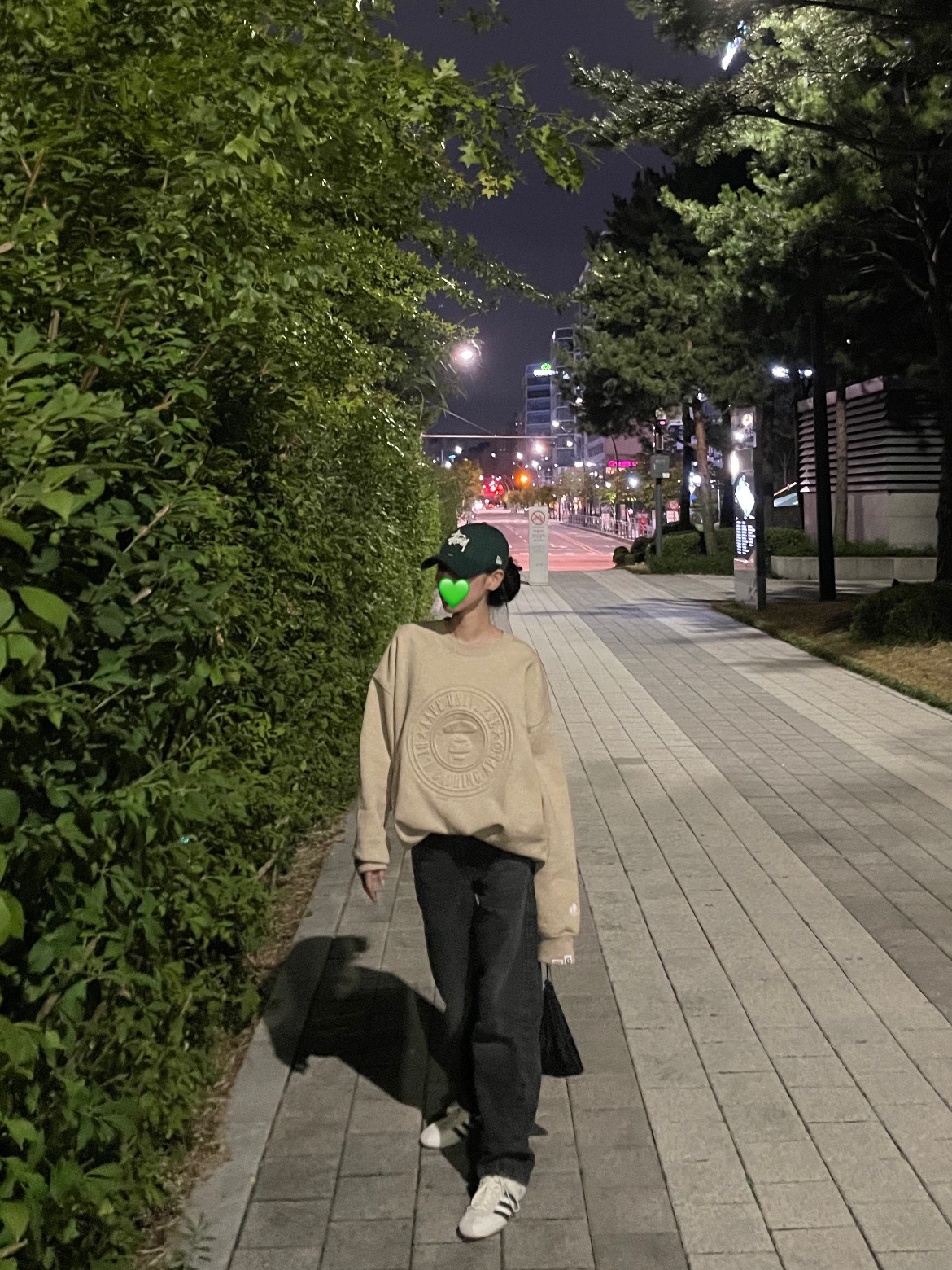 (W) Adidas Tokyo Off White Collegiate Green, Stussy Basic New Era 9Twenty Cap Dark Green 착용 스타일
