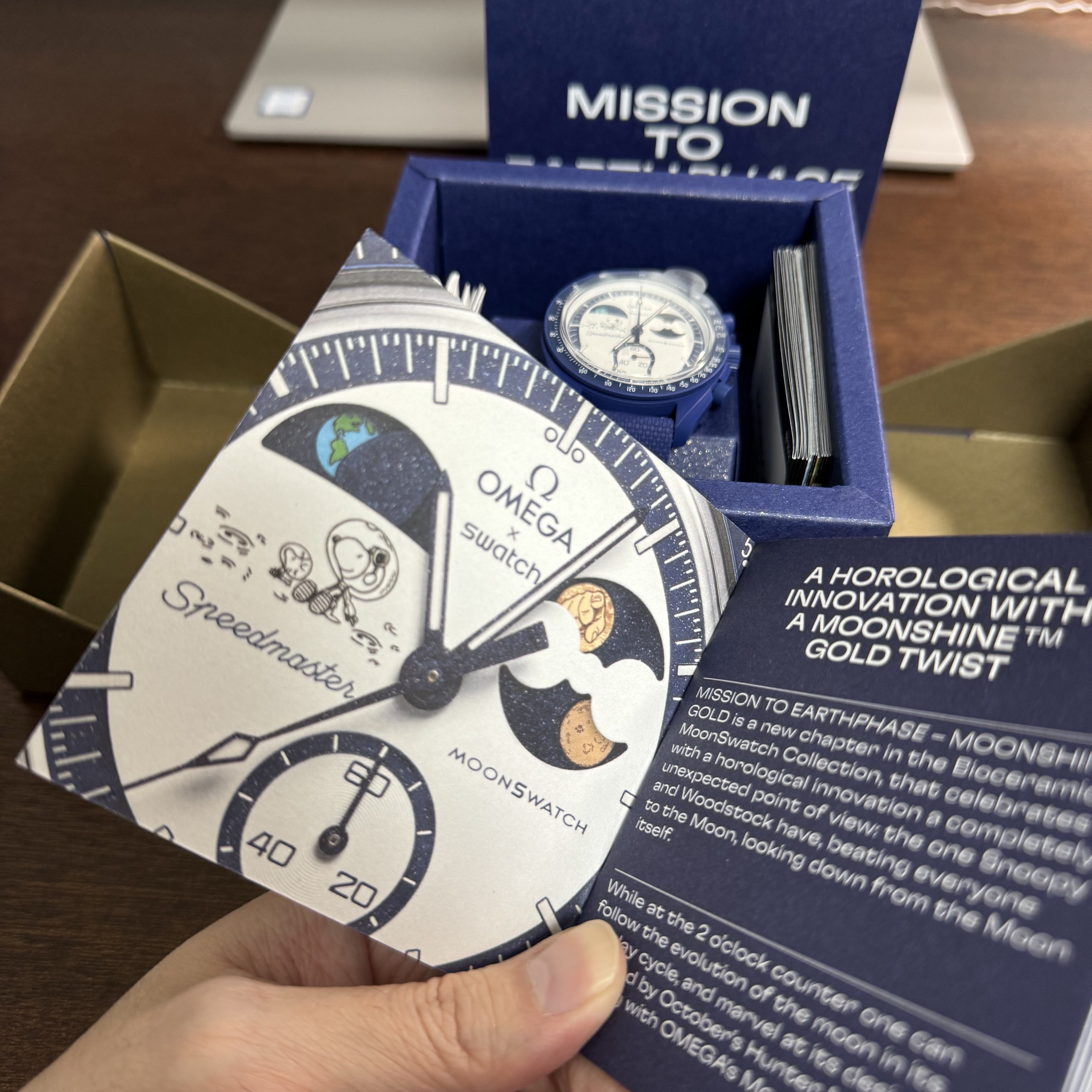 Swatch x Omega x Snoopy Bioceramic Moonswatch October's Misson To Earthphase 42mm Moonshine Gold 착용 스타일 - 3