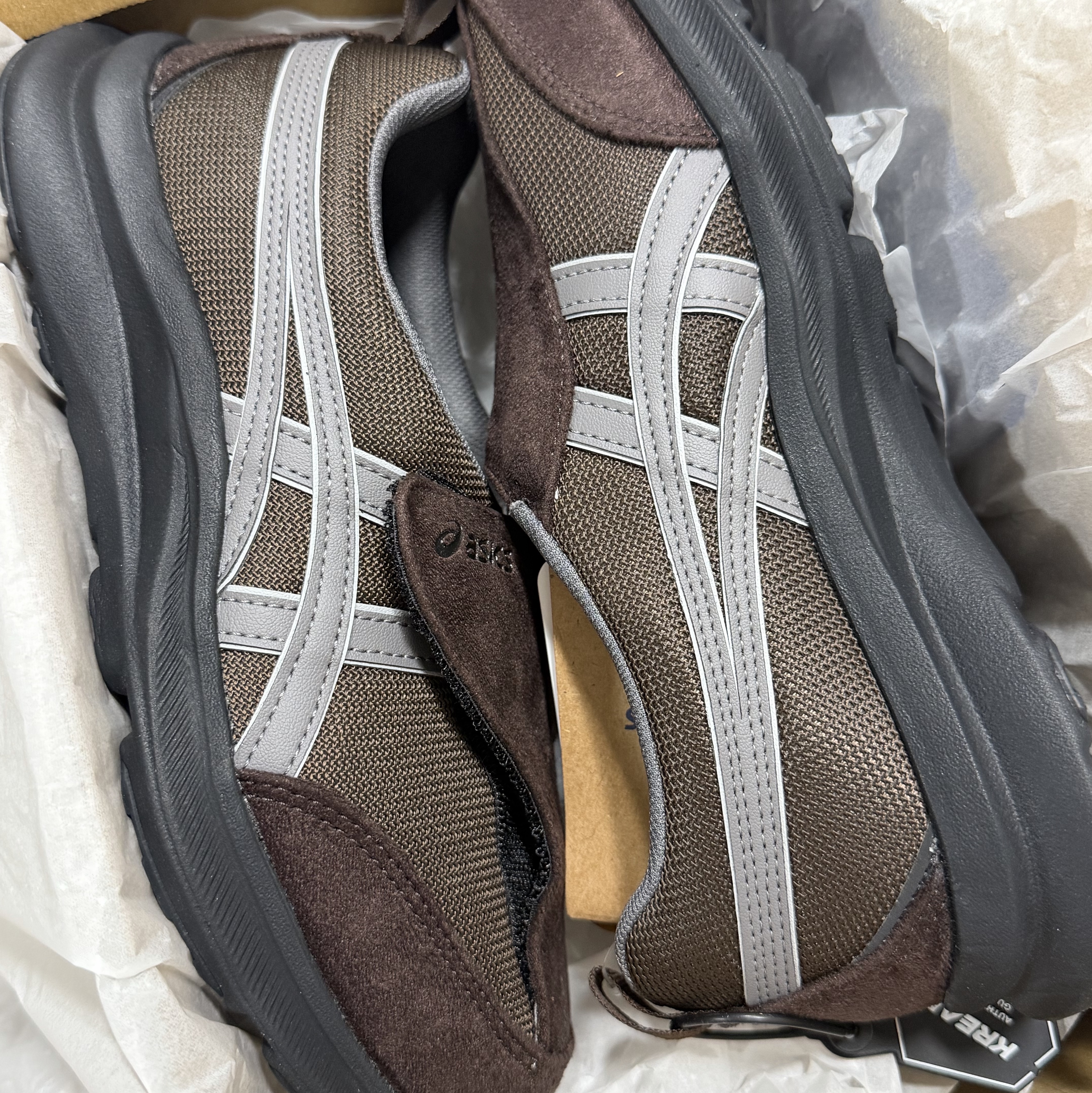 Asics Life Walker 010 Coffee - 3E Wide 착용 스타일 - 1