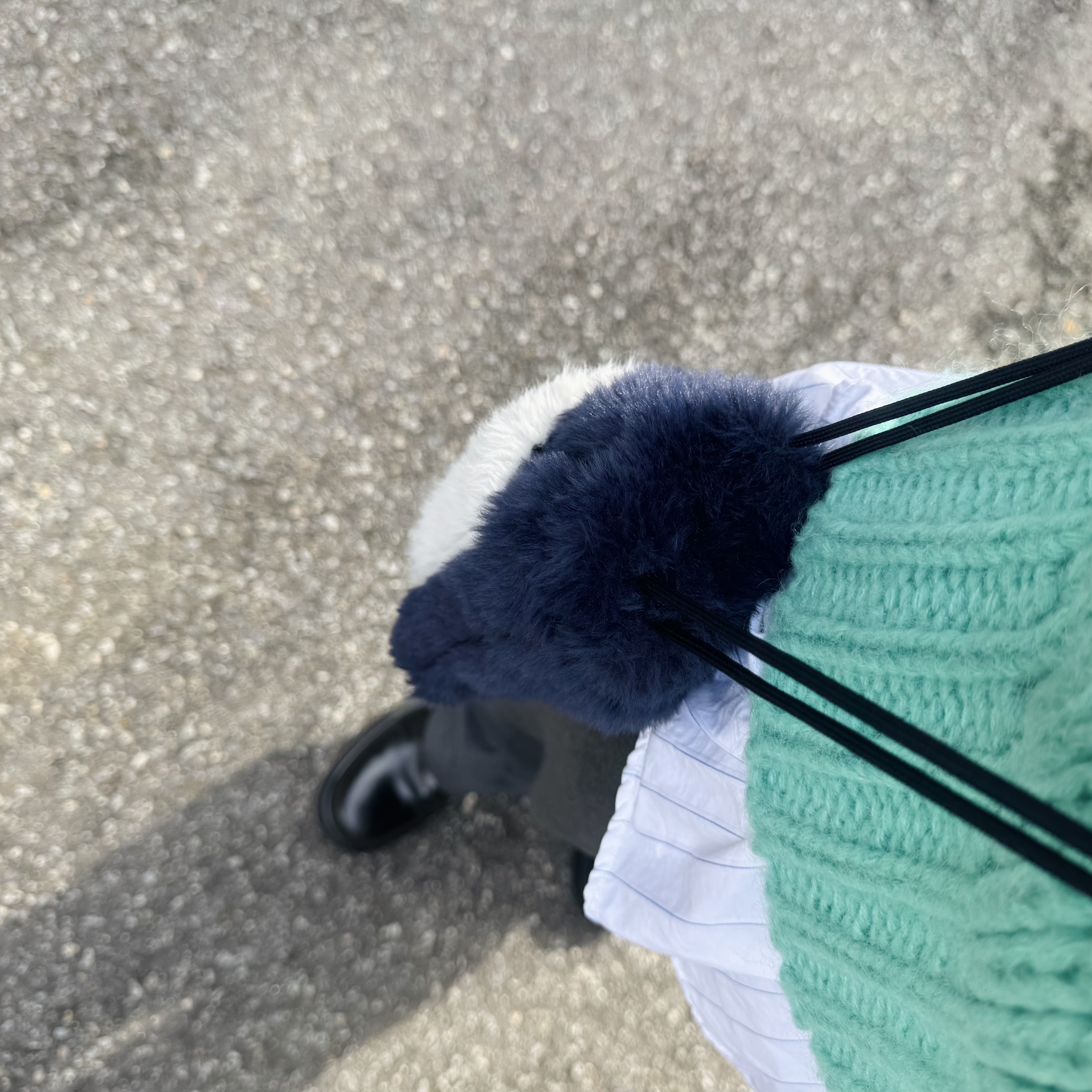 [KREAM 단독] STU Cable Sweater Mint, Hono Report Fur Mini Bag & Brooch Navy Gray 착용 스타일 - 3
