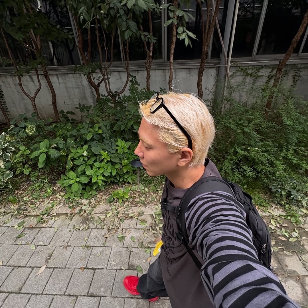 Mea Lettering Striped Raglan Top Dark Grey, Mea Turnup Stud Beanie Black 착용 스타일 - 4