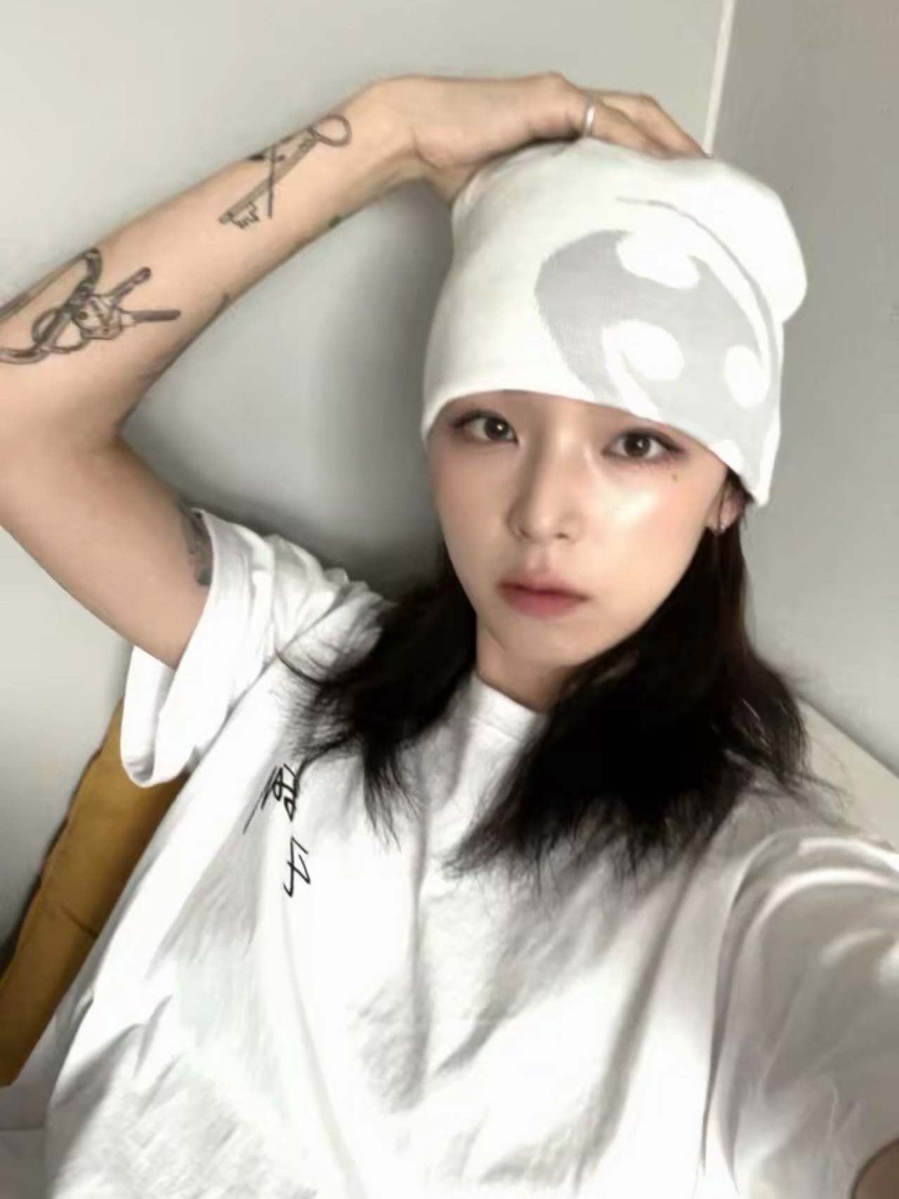 Sansan Gear Logo Beanie White 착용 스타일