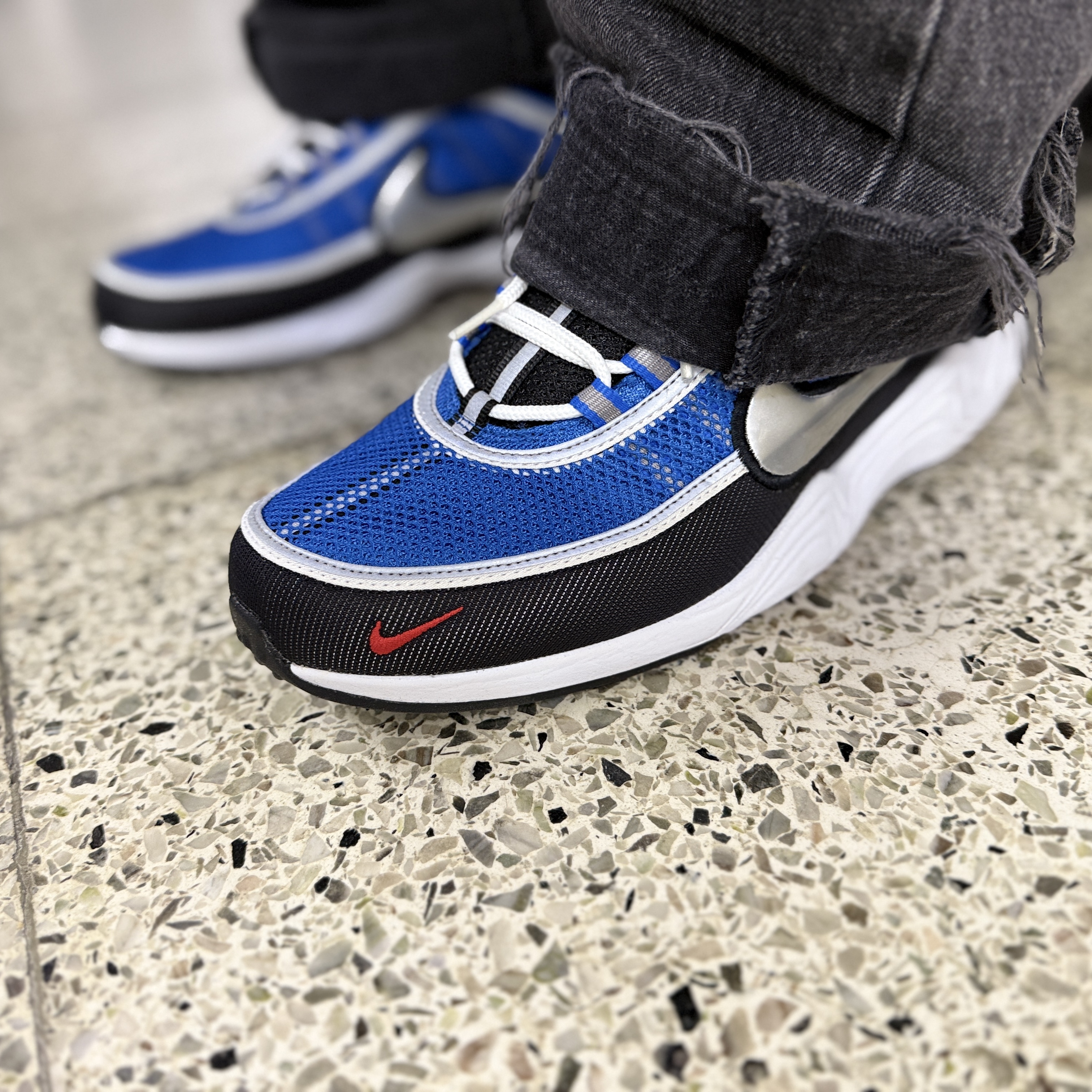 Nike Air Zoom Spiridon Black and Signal Blue 착용 스타일