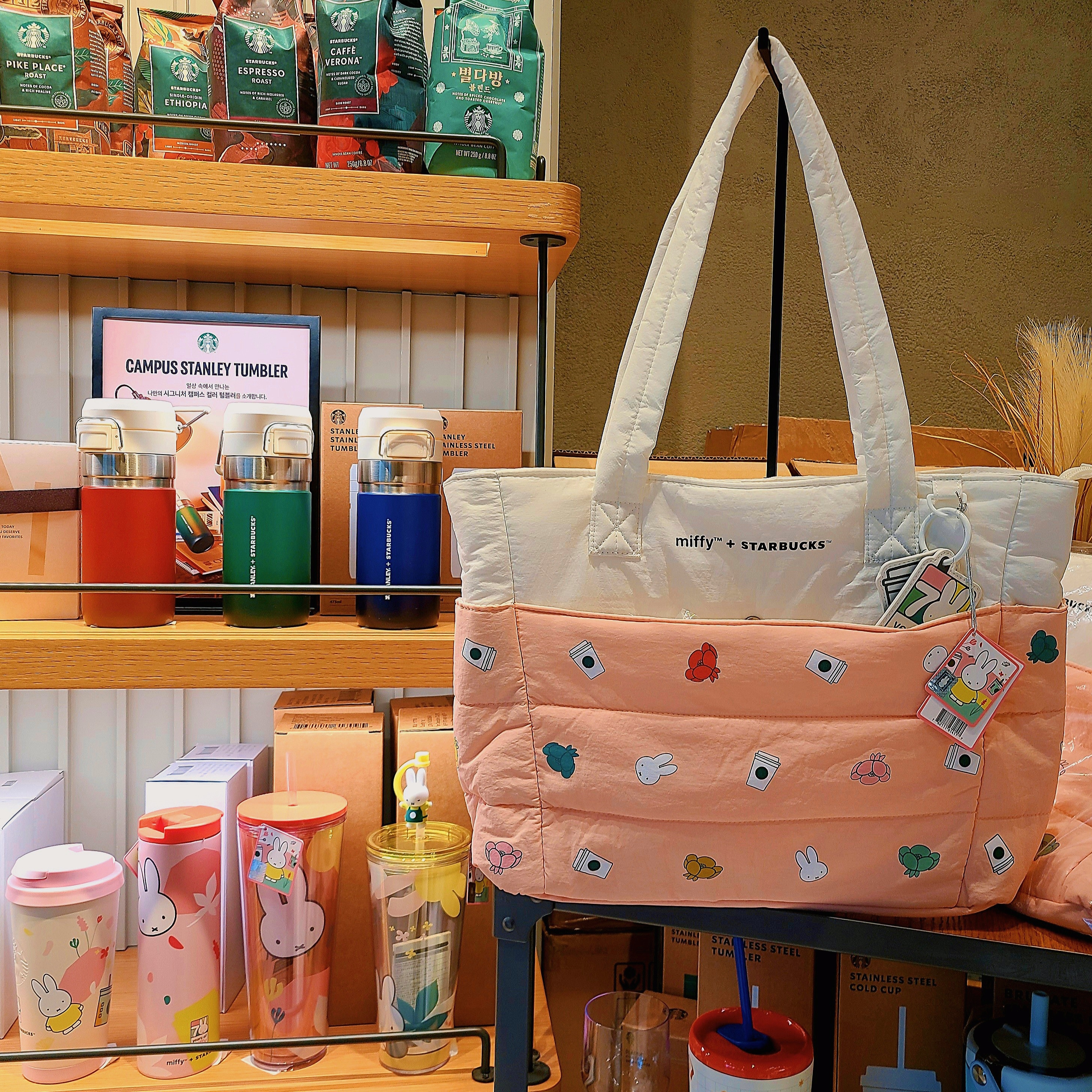 Starbucks x Miffy Forever Miffy Puffer Bag Large Pink, Starbucks x Miffy SS Forever Miffy Elma Tumbler 473ml 착용 스타일 - 1