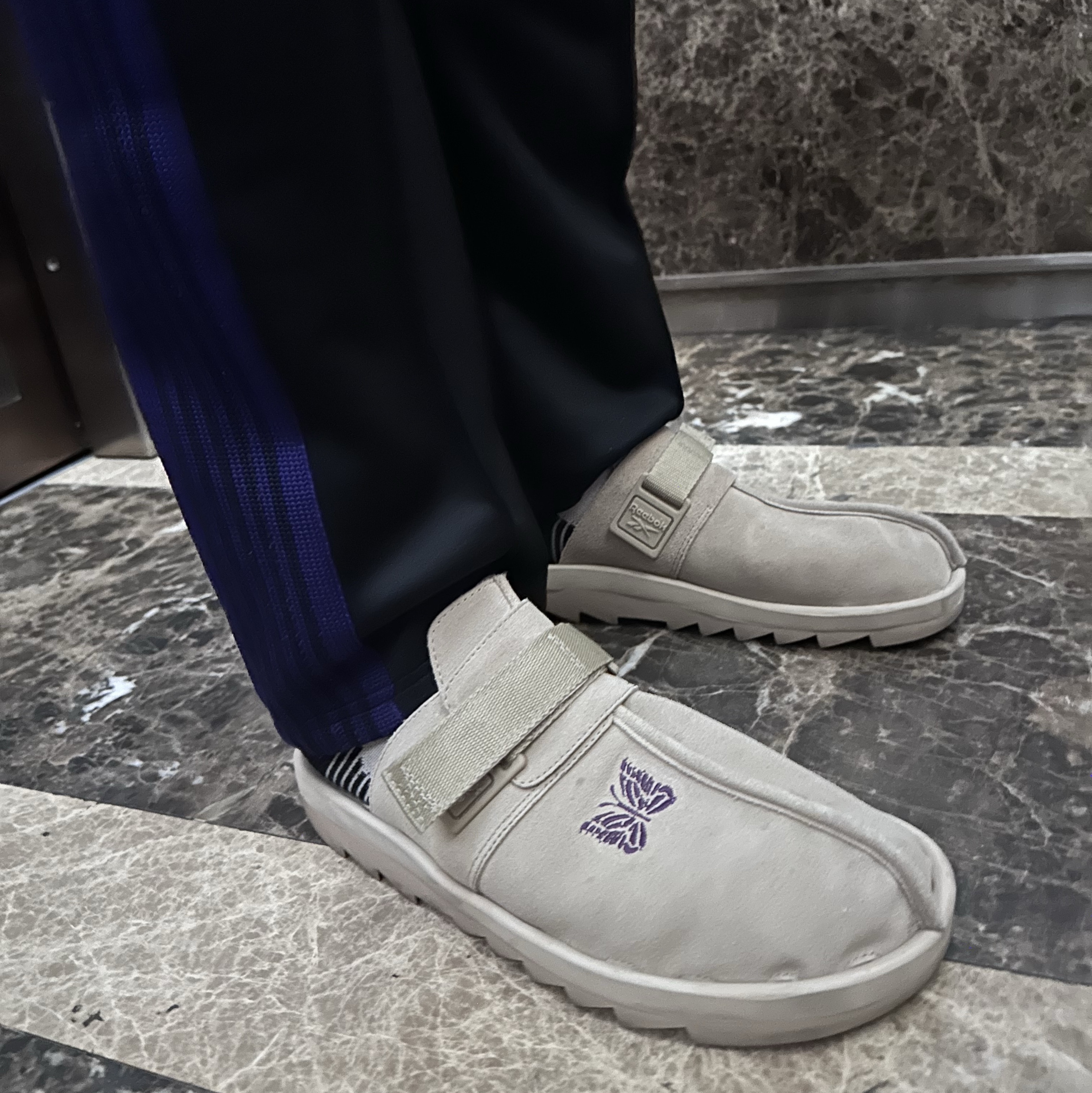 Reebok x Needles Beatnik Beige, Needles Narrow Track Pants Dark Purple 착용 스타일 - 2