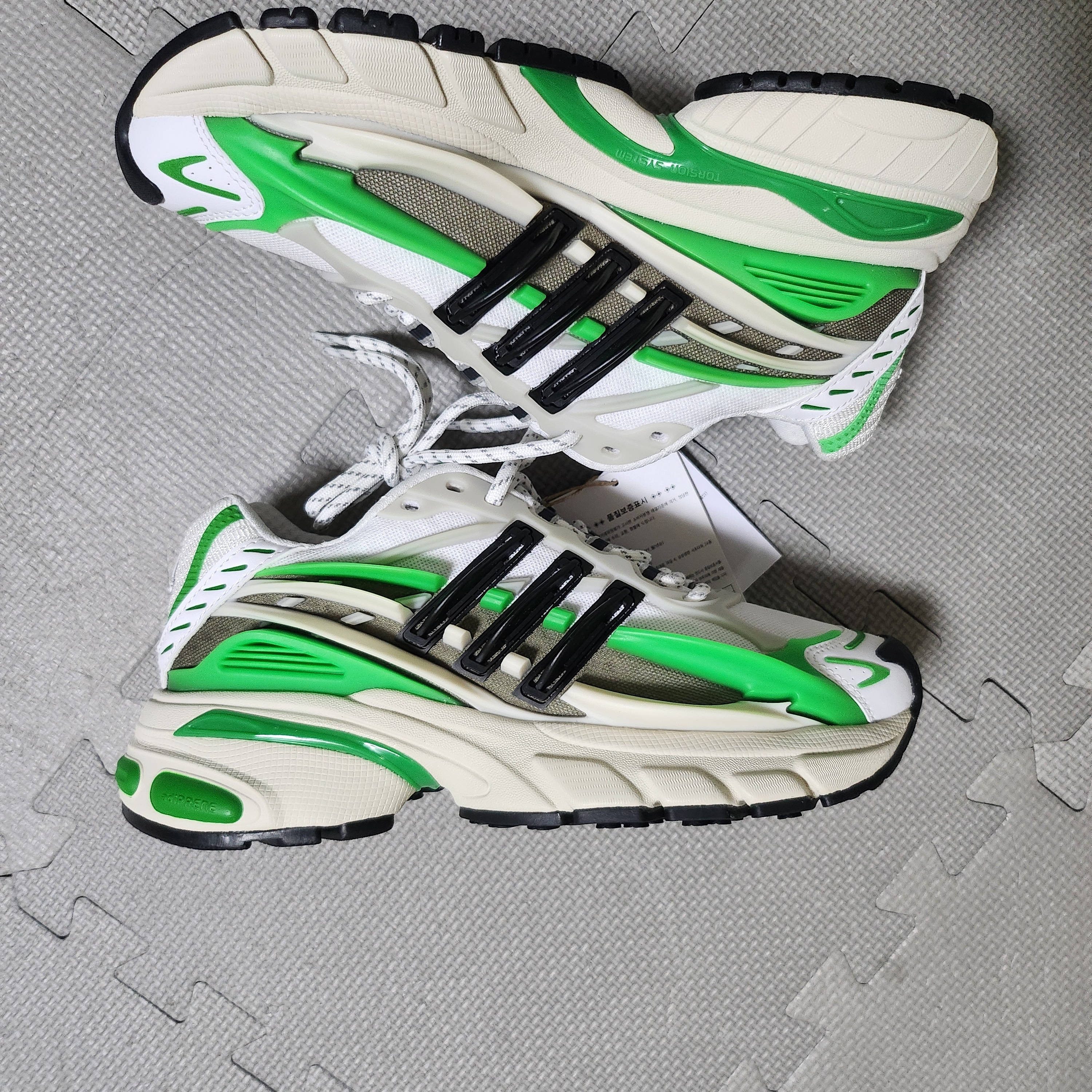 Adidas x Pharrell Williams Adistar Jellyfish Focus Olive Core Black 착용 스타일 - 2