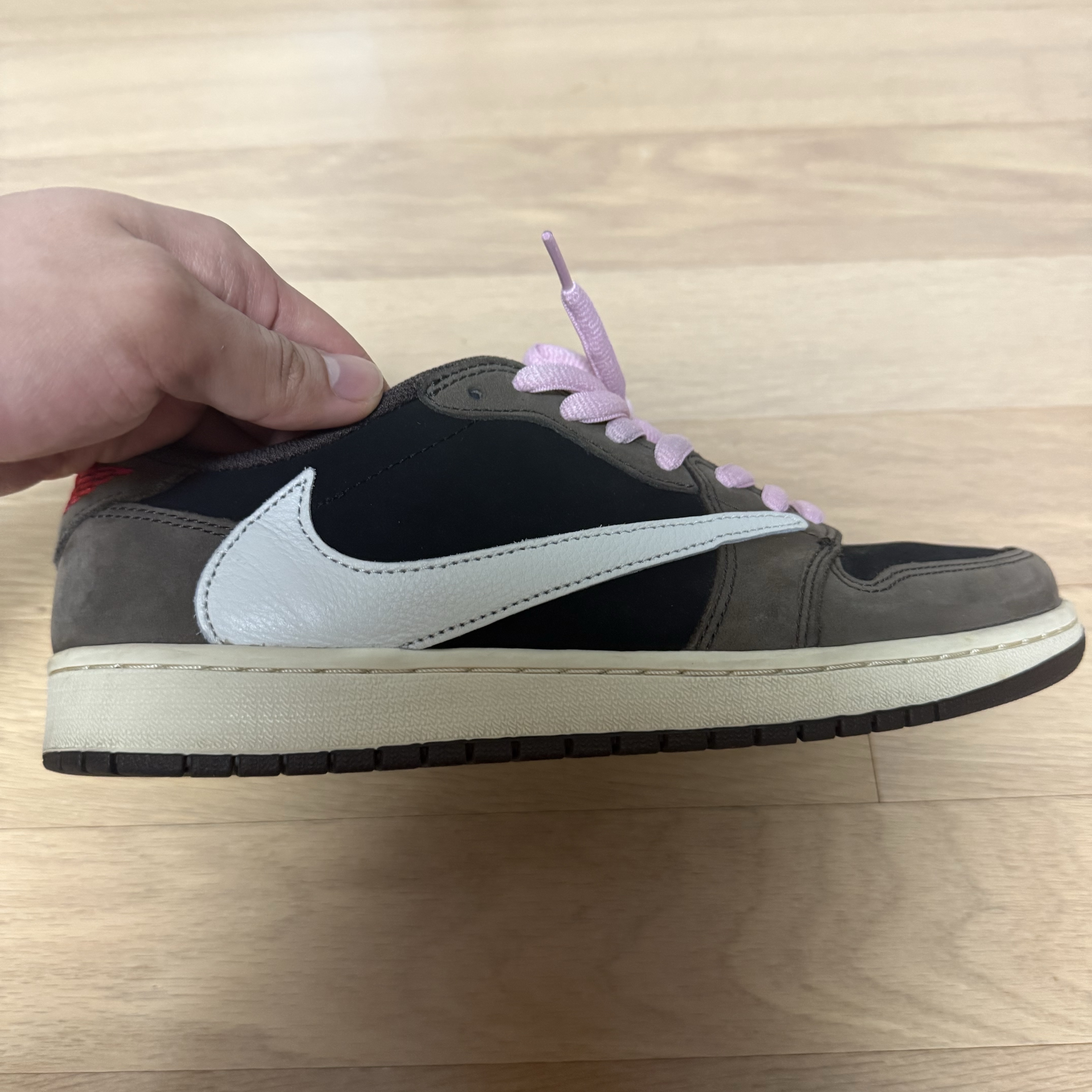 Jordan 1 x Travis Scott Retro Low OG SP Mocha 착용 스타일 - 1