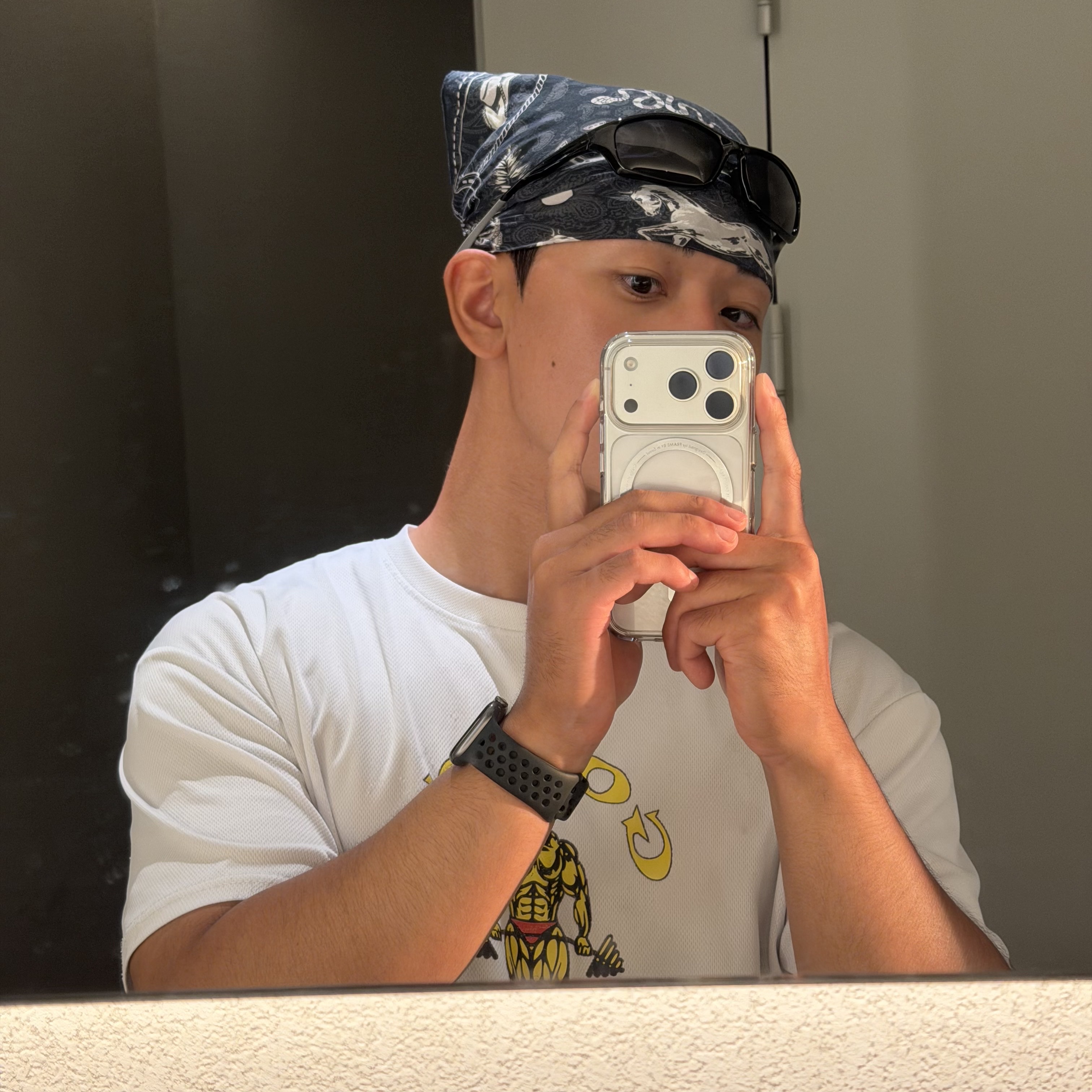 Thevinylhouse Tvh Western Pattern Bandana Navy, Apple iPhone 17 Pro 256GB Silver 착용 스타일