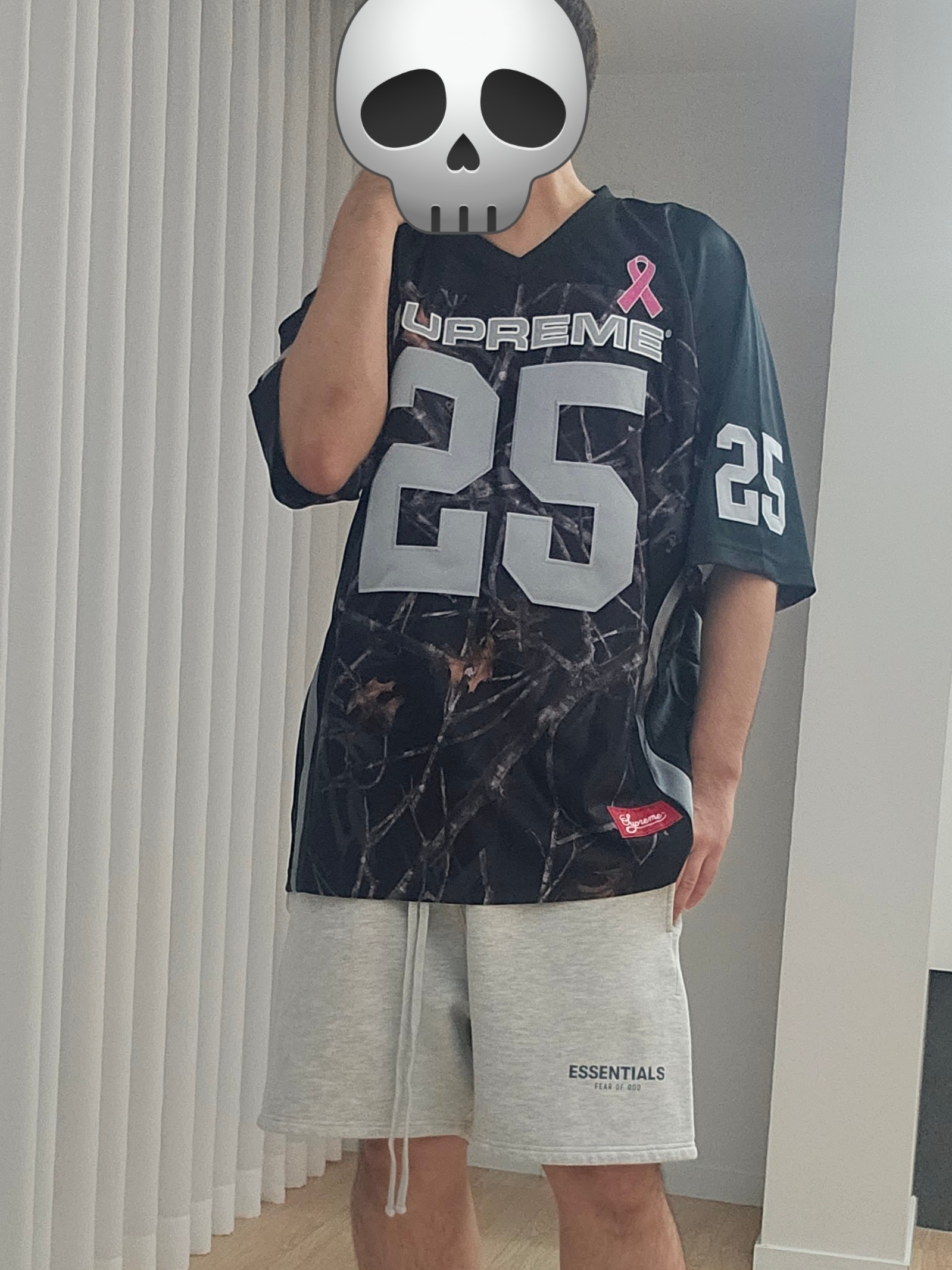Supreme Breast Cancer Awareness Football Jersey Black - 25FW, Essentials The Core Collection Sweatshorts Light Oatmeal 착용 스타일 - 1