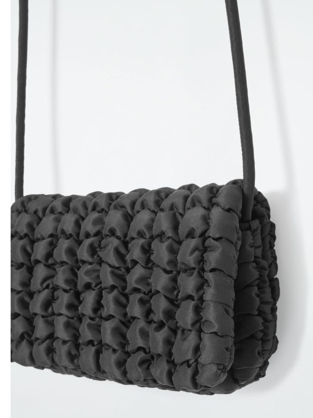 COS Quilted Crossbody Messenger Bag Black 착용 스타일 - 5