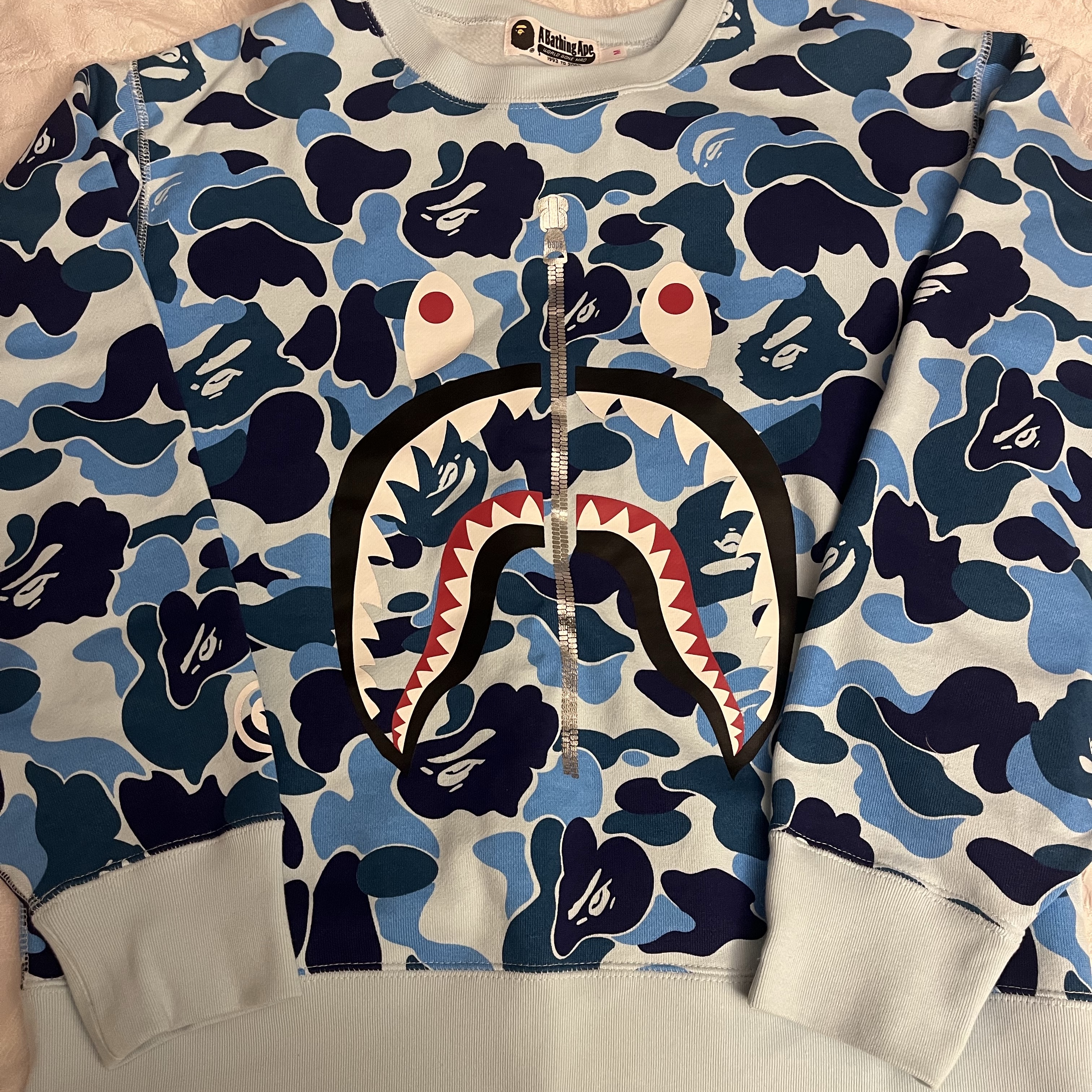 (W) BAPE ABC Camo Shark Crewneck Sweatshirt Blue 착용 스타일 - 2