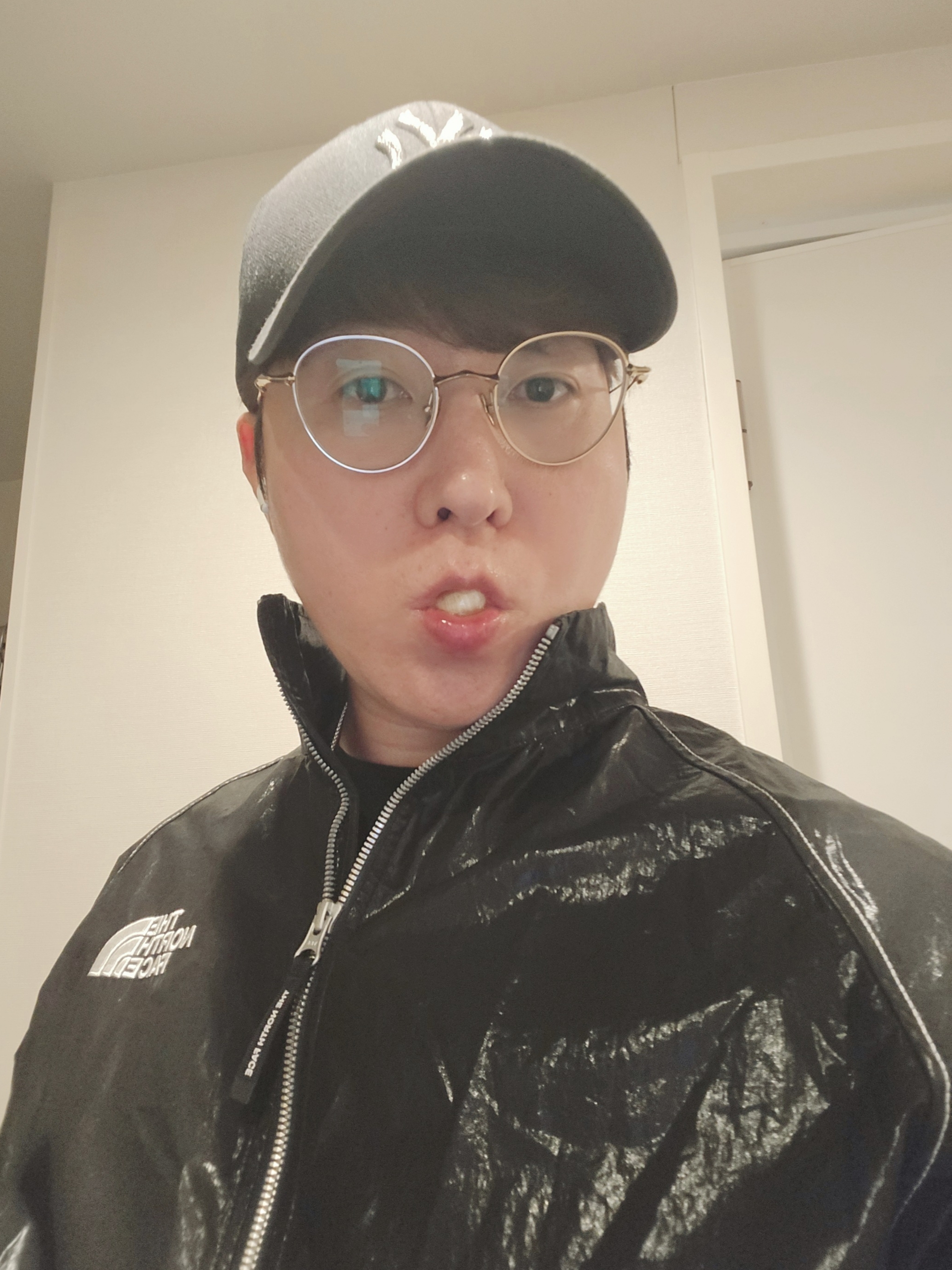 The North Face White Label Novelty Olema Jacket Black, Gentle Monster Ep 031 Gold 착용 스타일