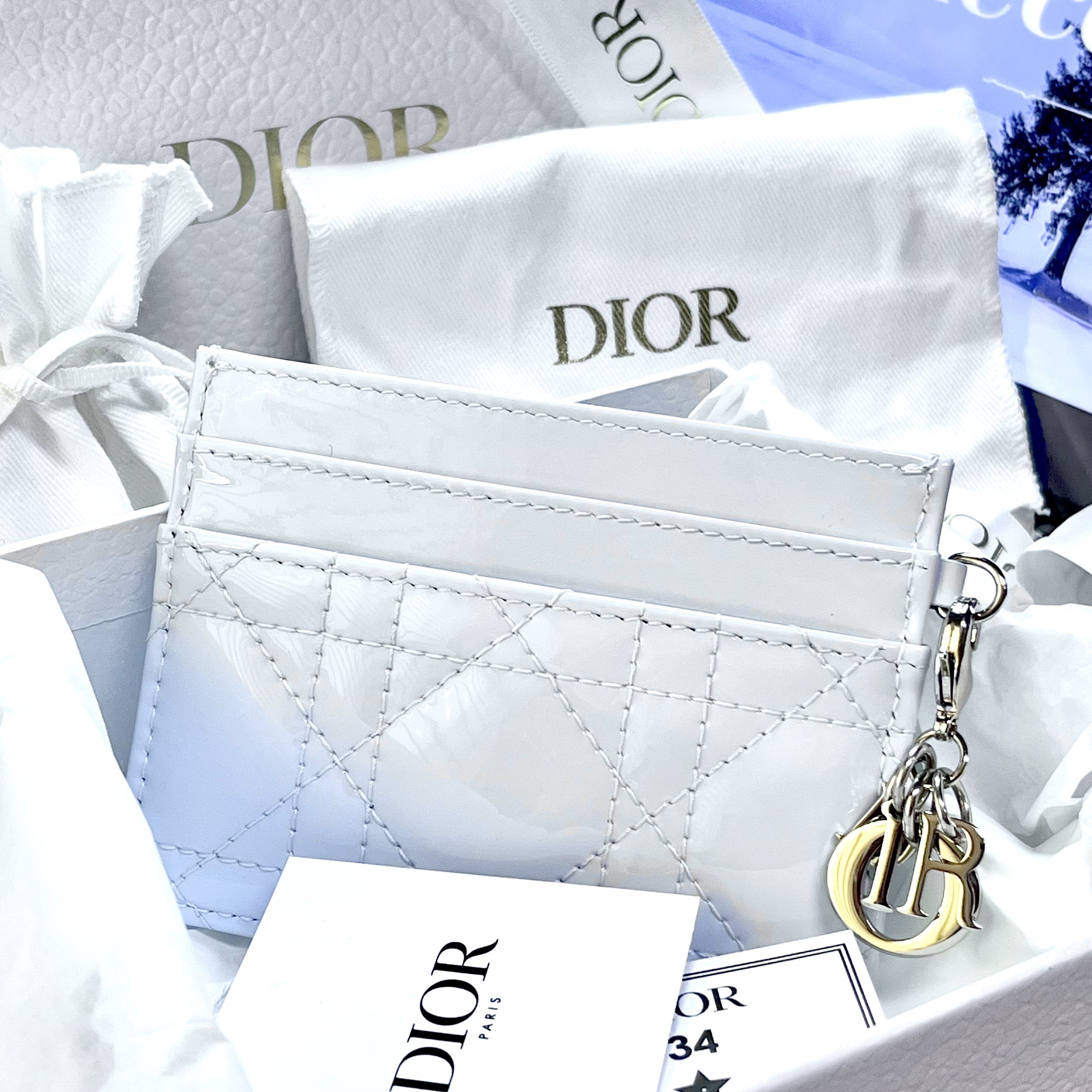 Dior Lady Dior Freesia Card Holder Patent Cannage Calfskin Shirt Blue 착용 스타일